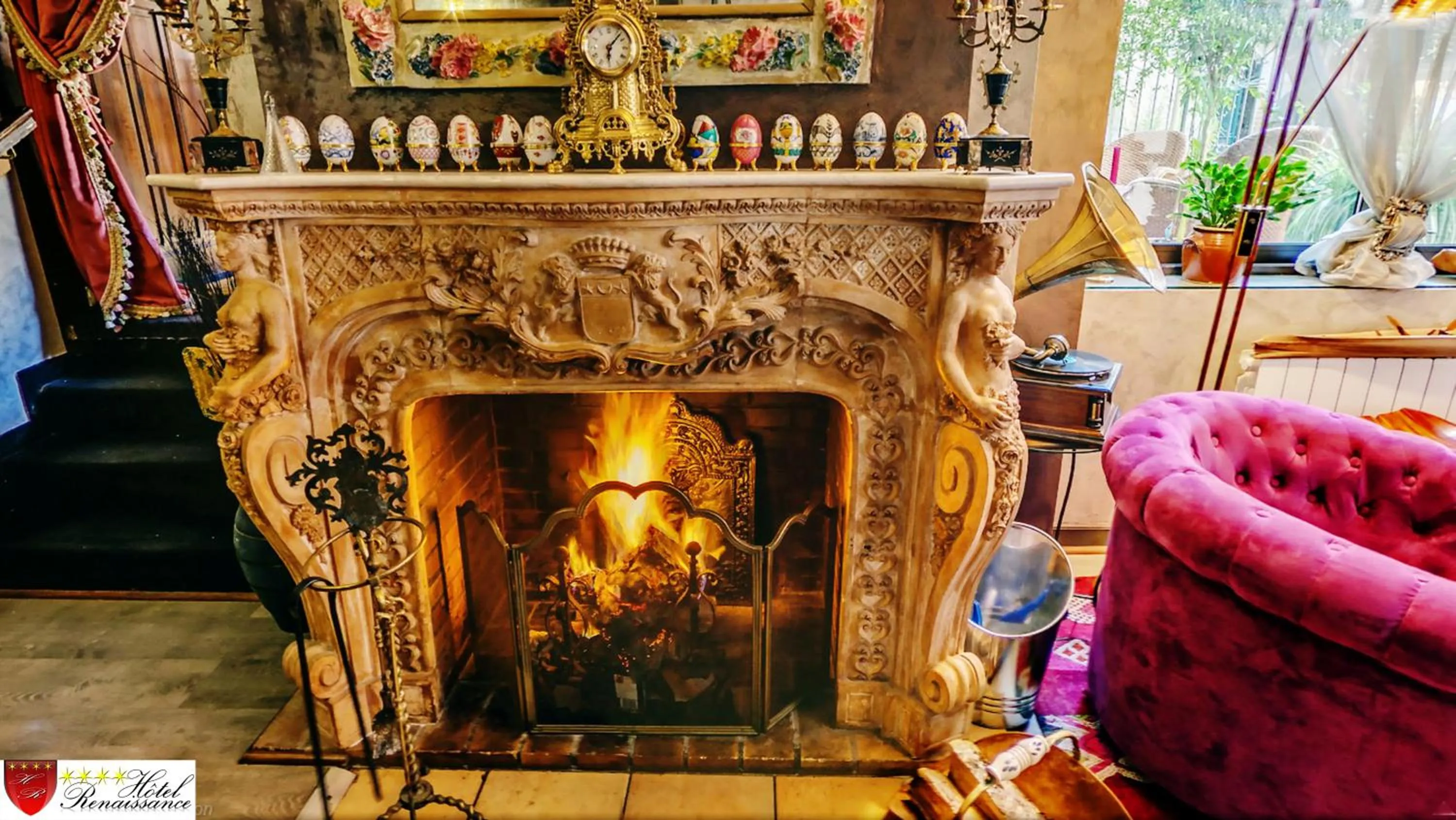 Communal lounge/ TV room in Hôtel Renaissance