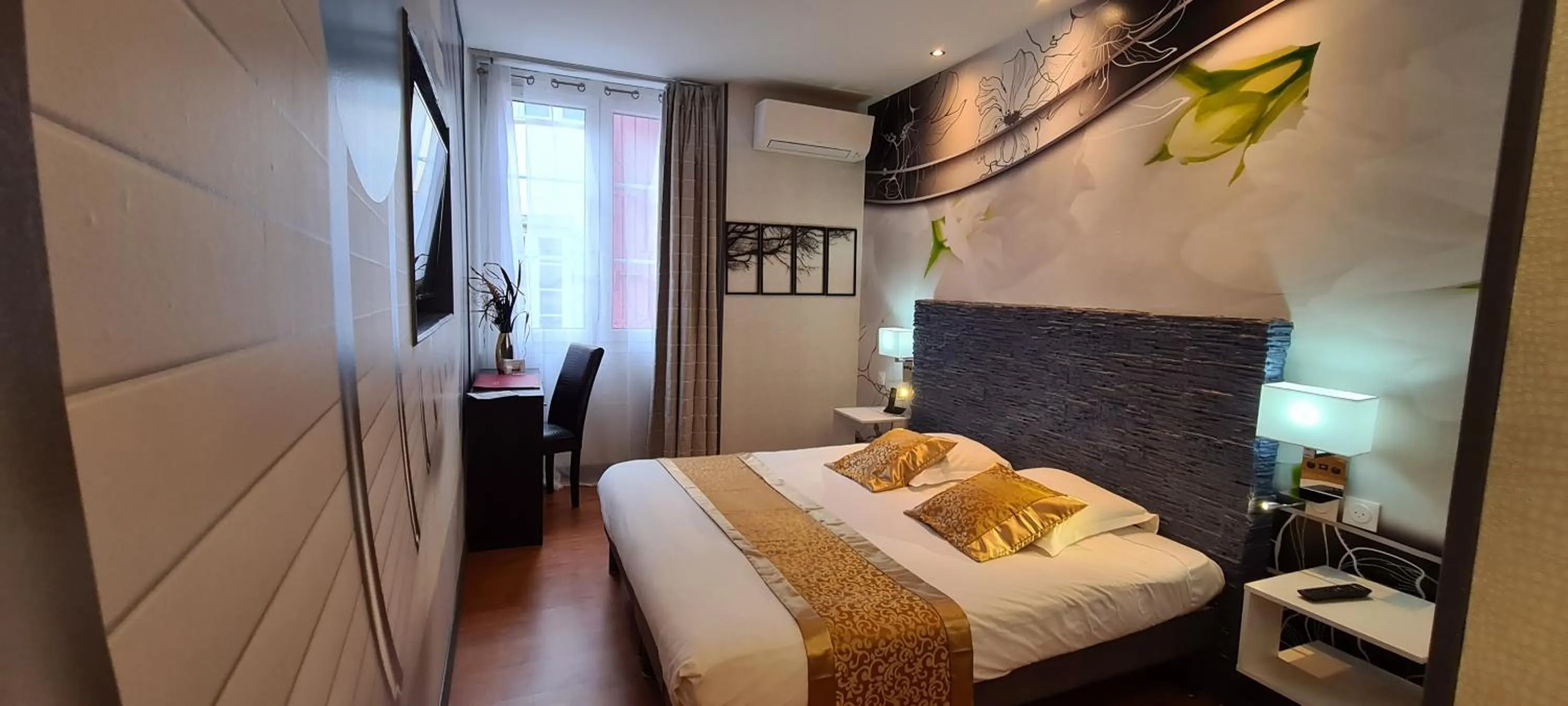 Bed in Hôtel Renaissance