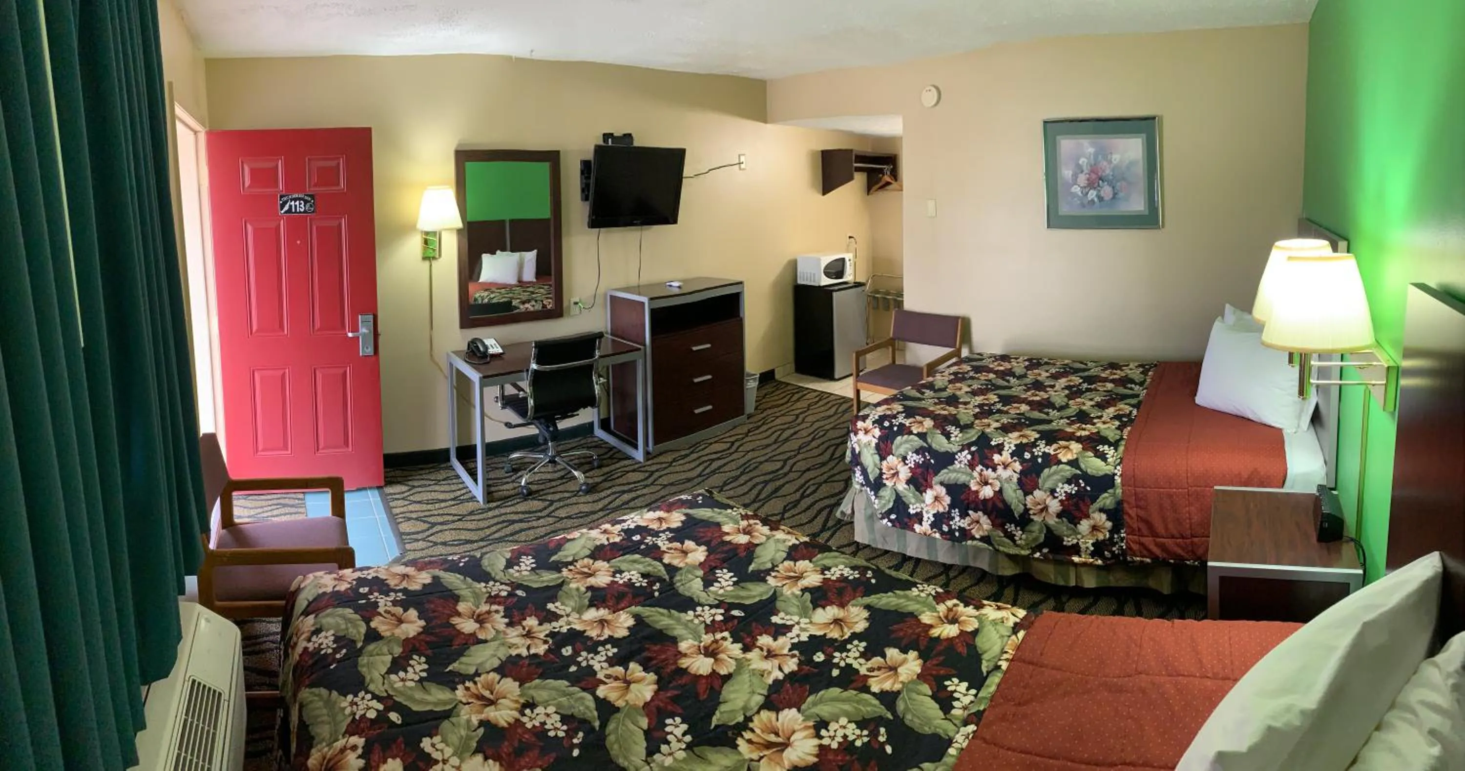 Photo of the whole room, Bed in Thunderbird Inn