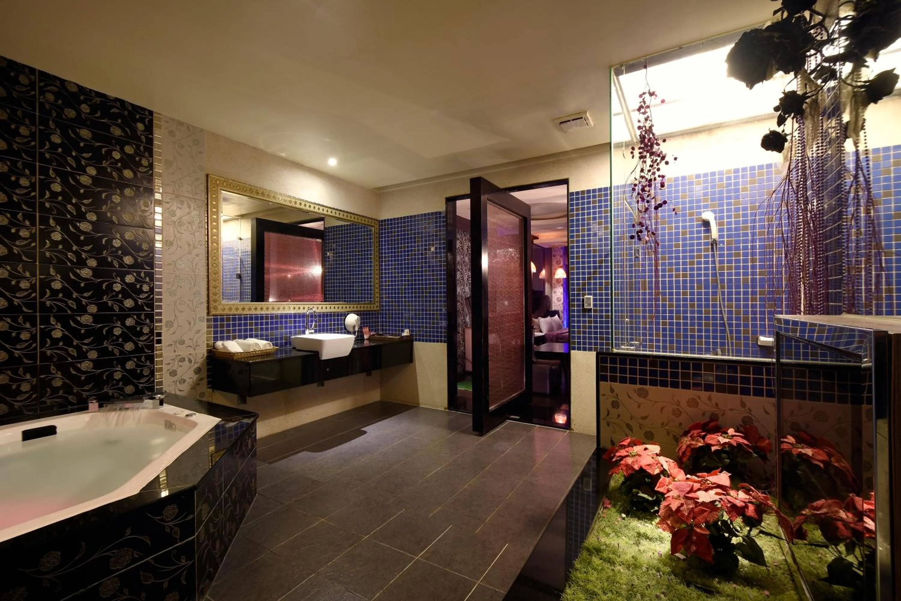 Bathroom, Bed in Sun Garden Motel