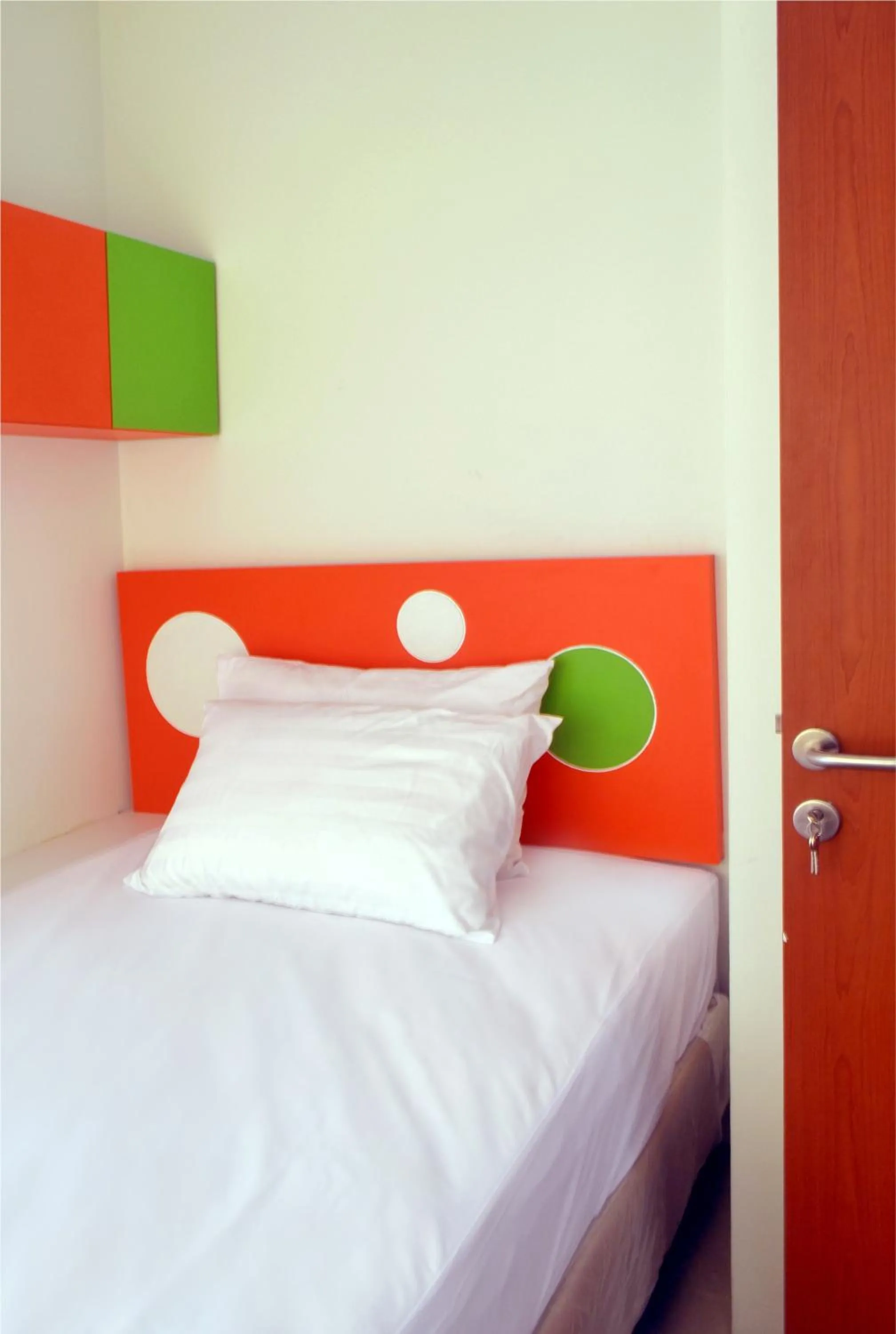 Bed in Titanium Express HomTel