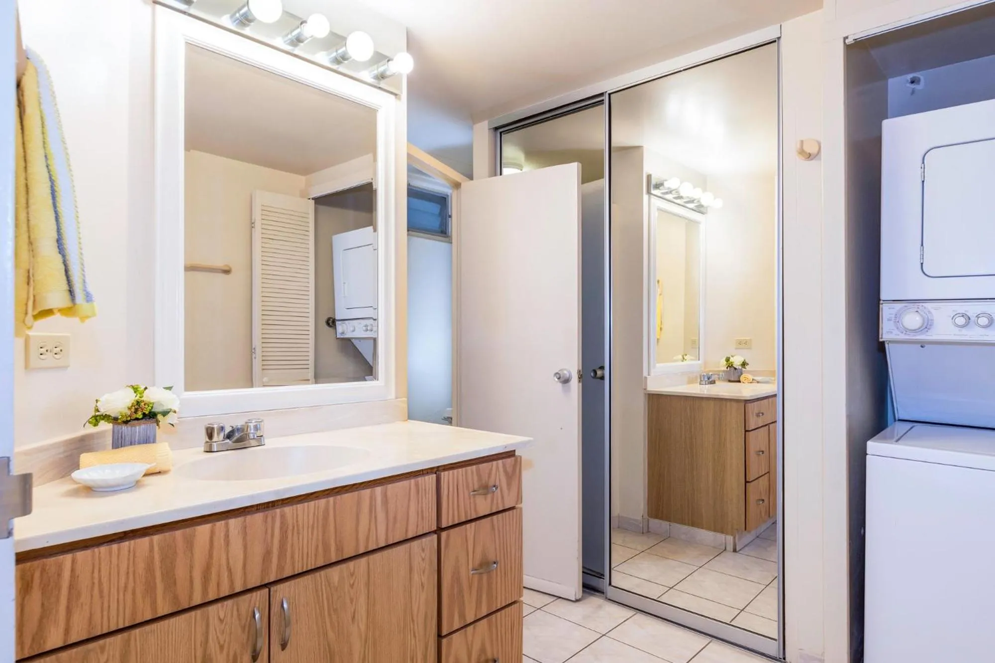 Waikiki Shore 305 (beachfront/balcony)