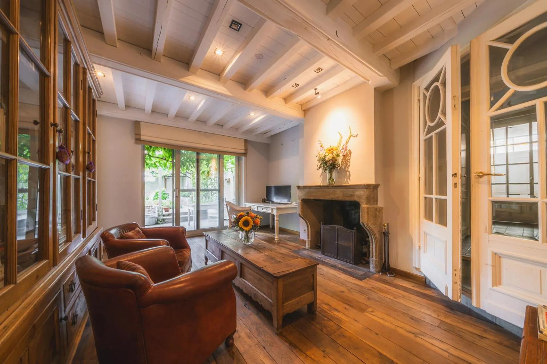 TV and multimedia in B&B Number 11 Exclusive Guesthouse