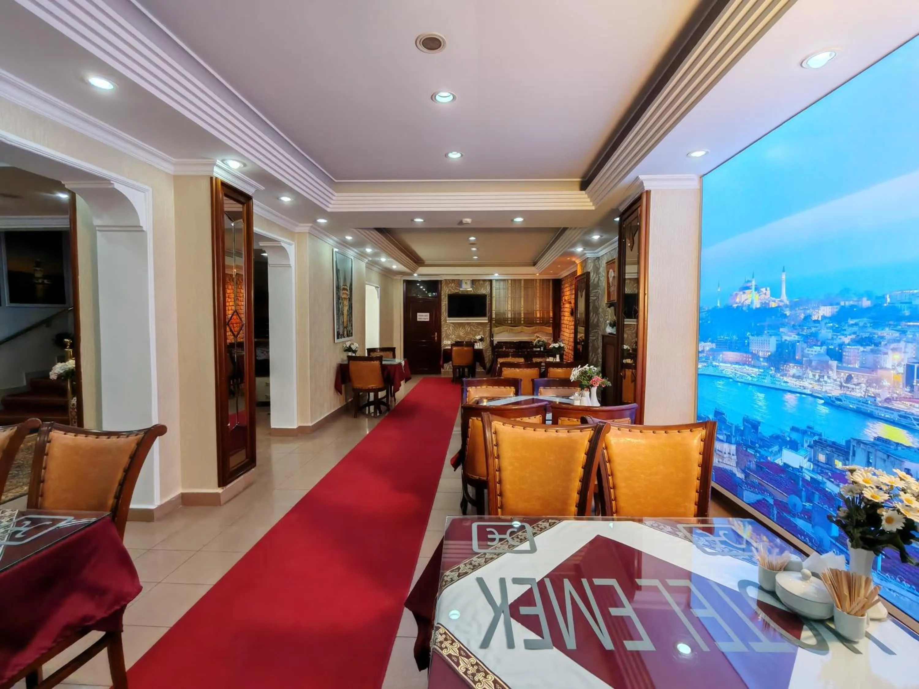 Communal lounge/ TV room in Sirkeci Emek Hotel