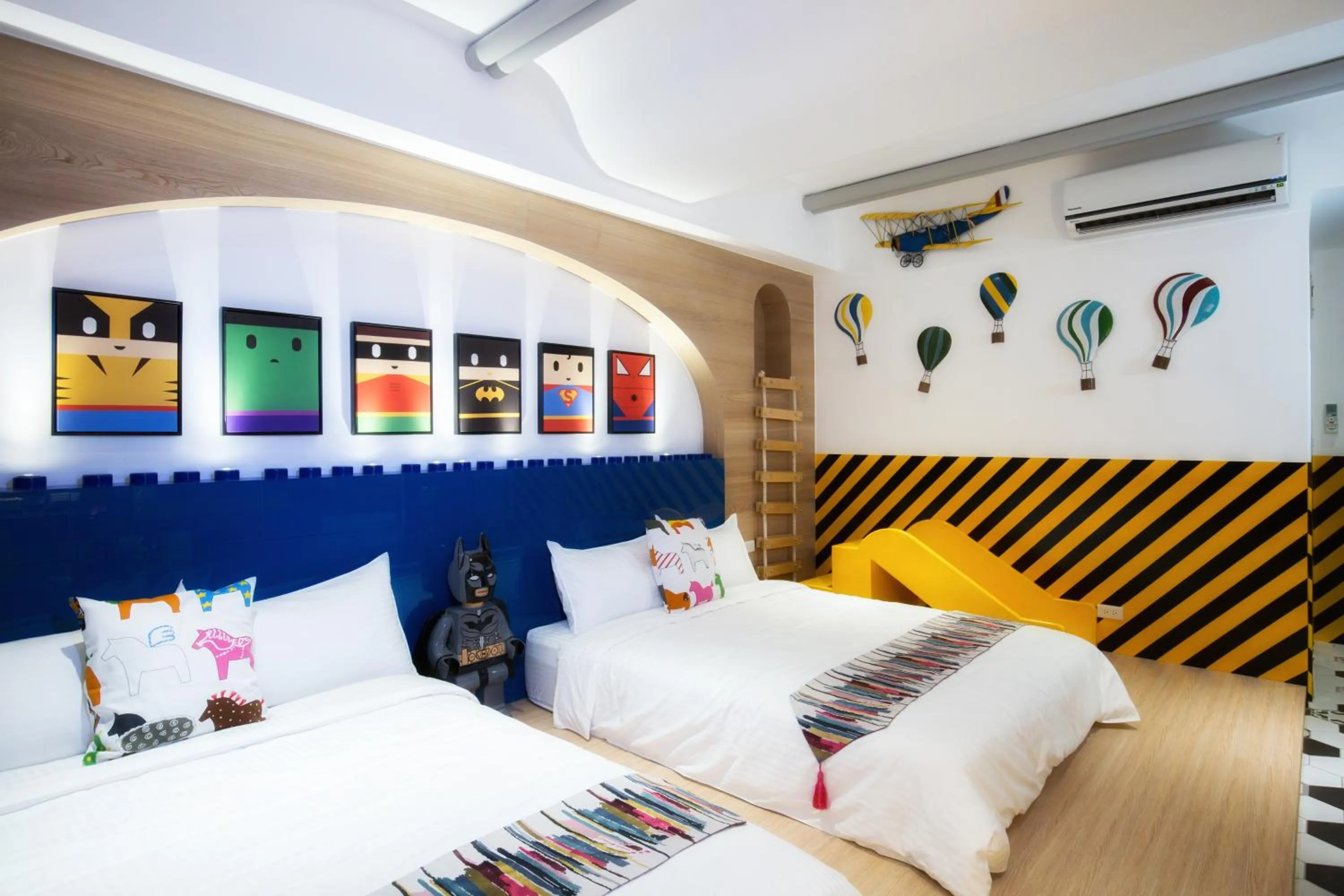 Photo of the whole room, Bed in J.T.World