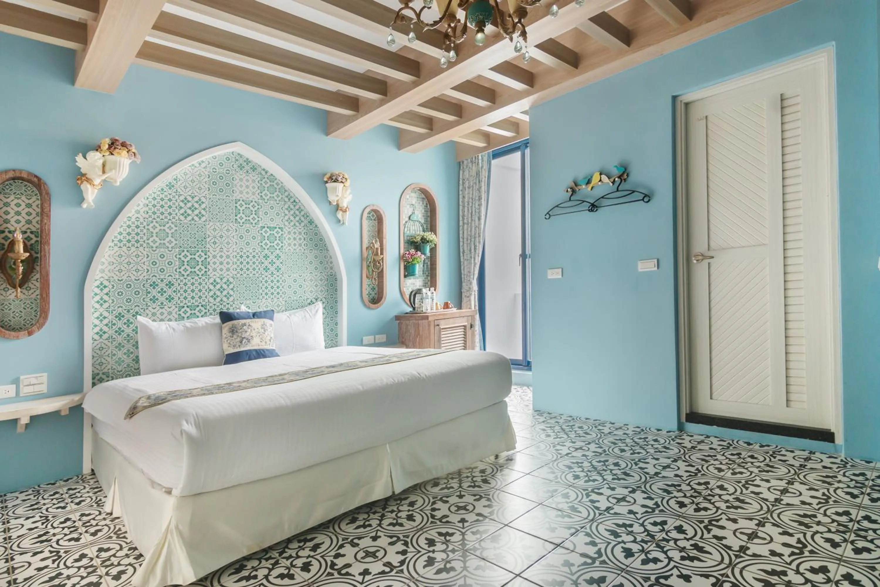 Photo of the whole room, Bed in J.T.World