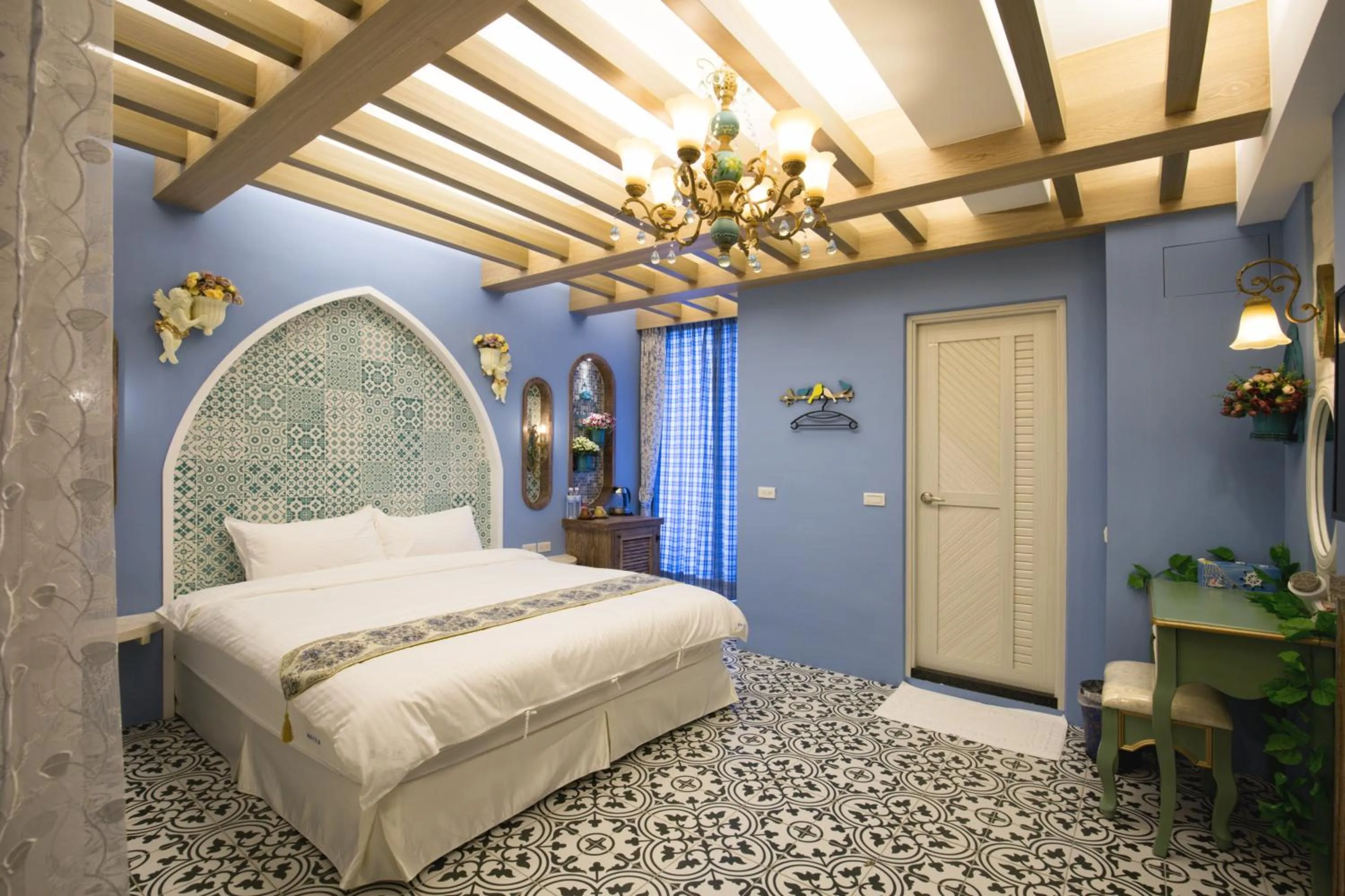 Photo of the whole room, Bed in J.T.World