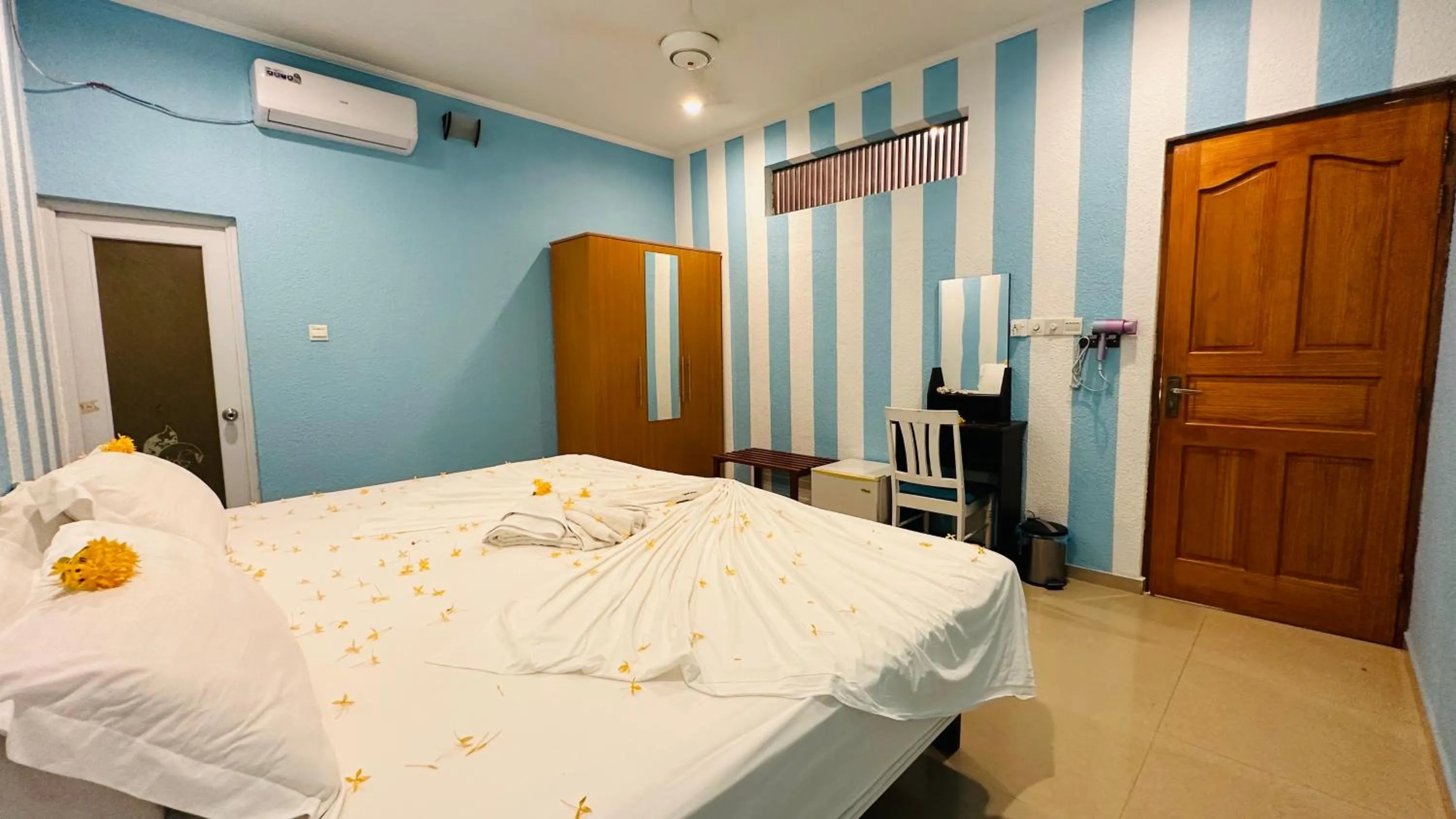 Bed in Midsummer Thulusdhoo