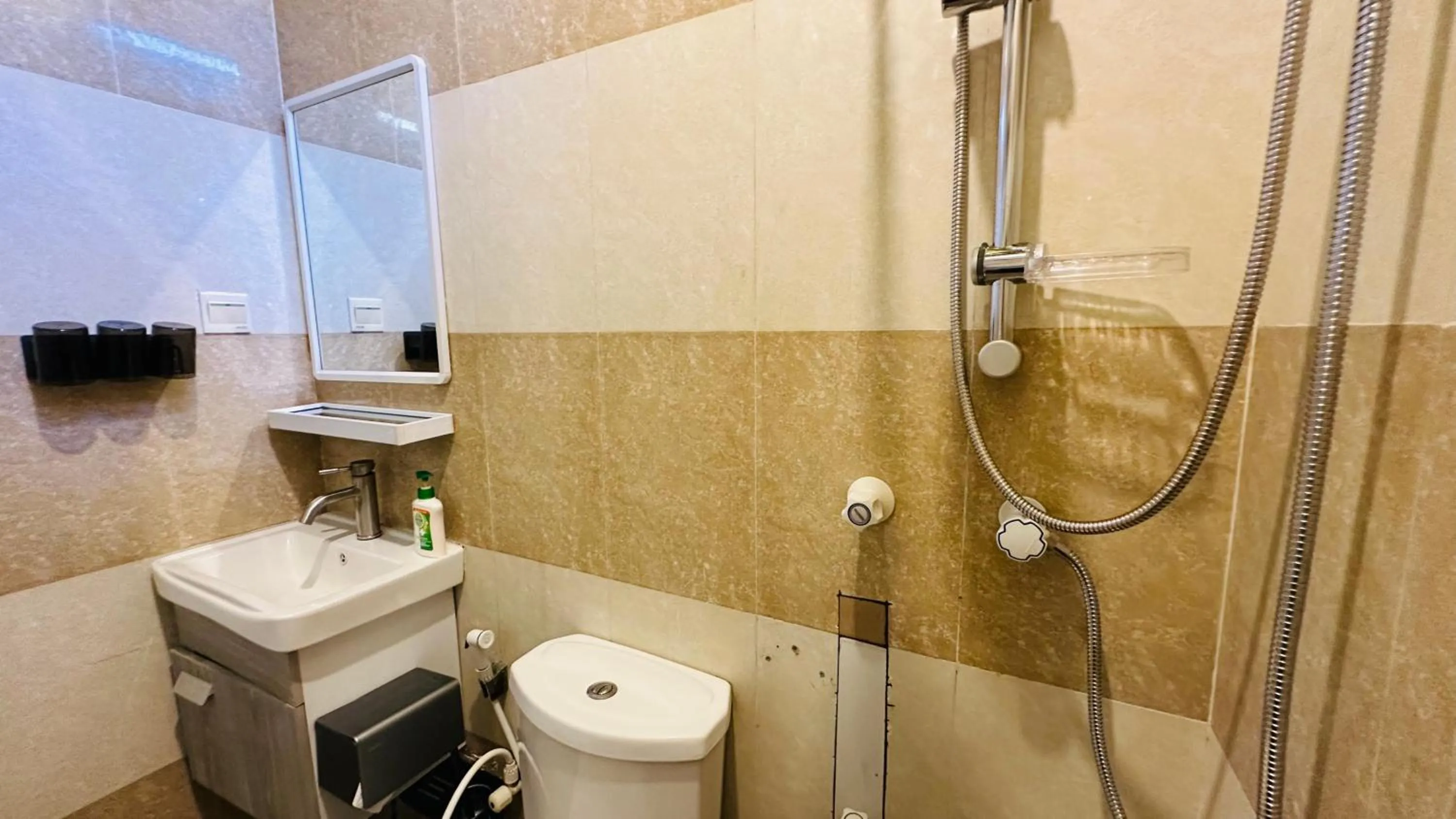 Shower in Midsummer Thulusdhoo