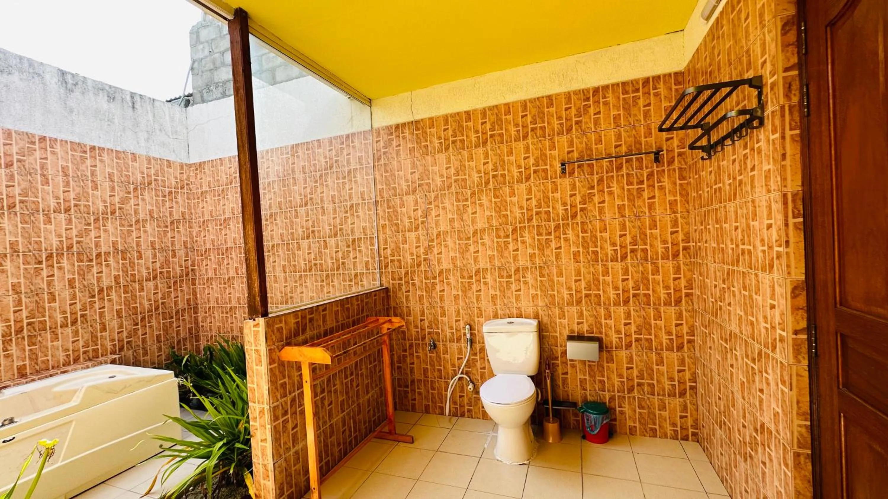 Shower in Midsummer Thulusdhoo