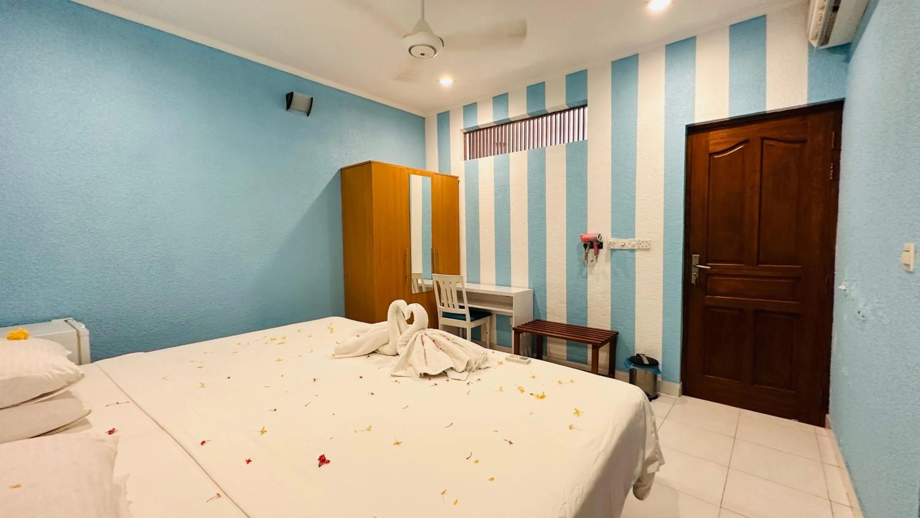 Bed in Midsummer Thulusdhoo