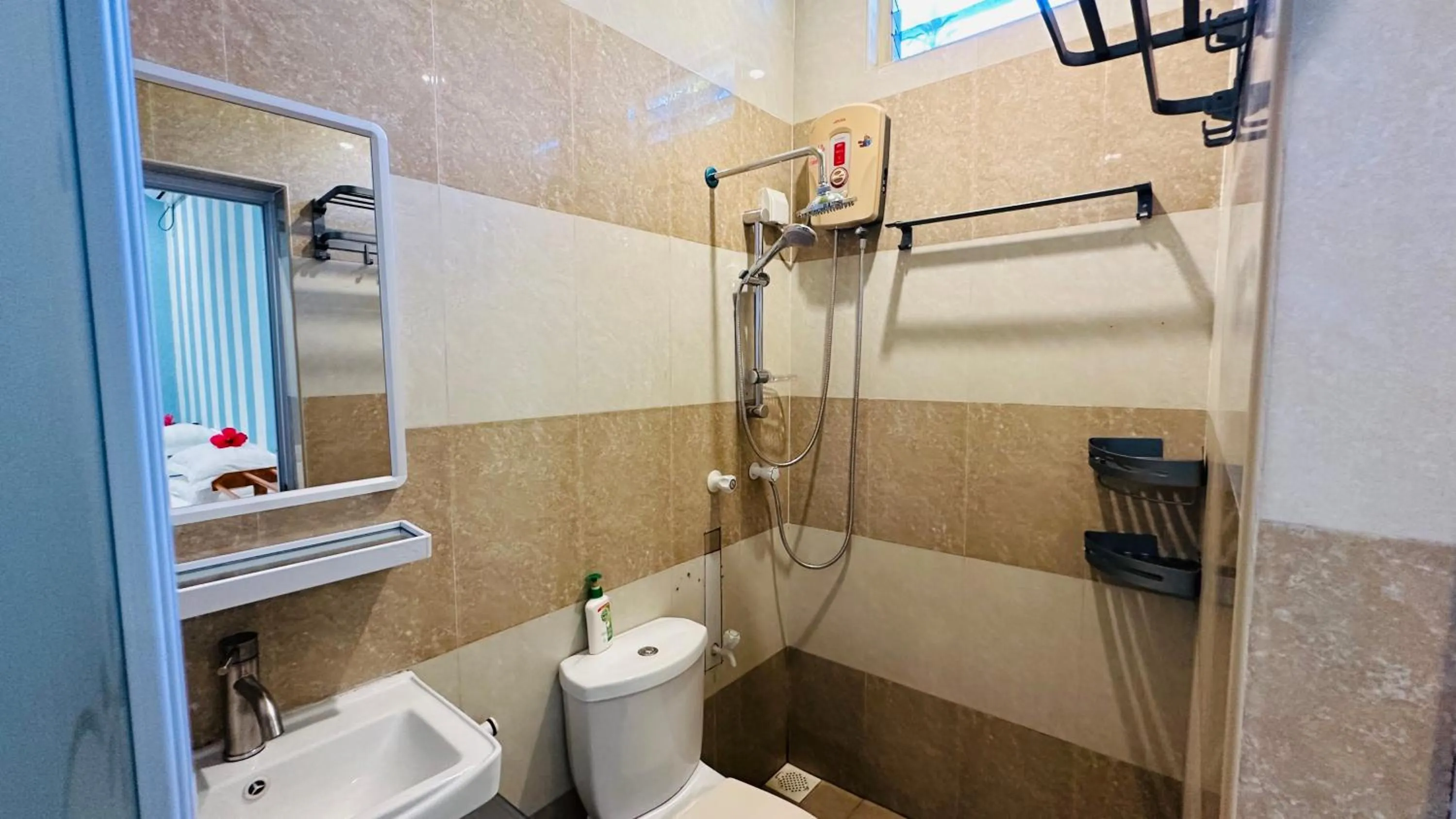 Shower in Midsummer Thulusdhoo