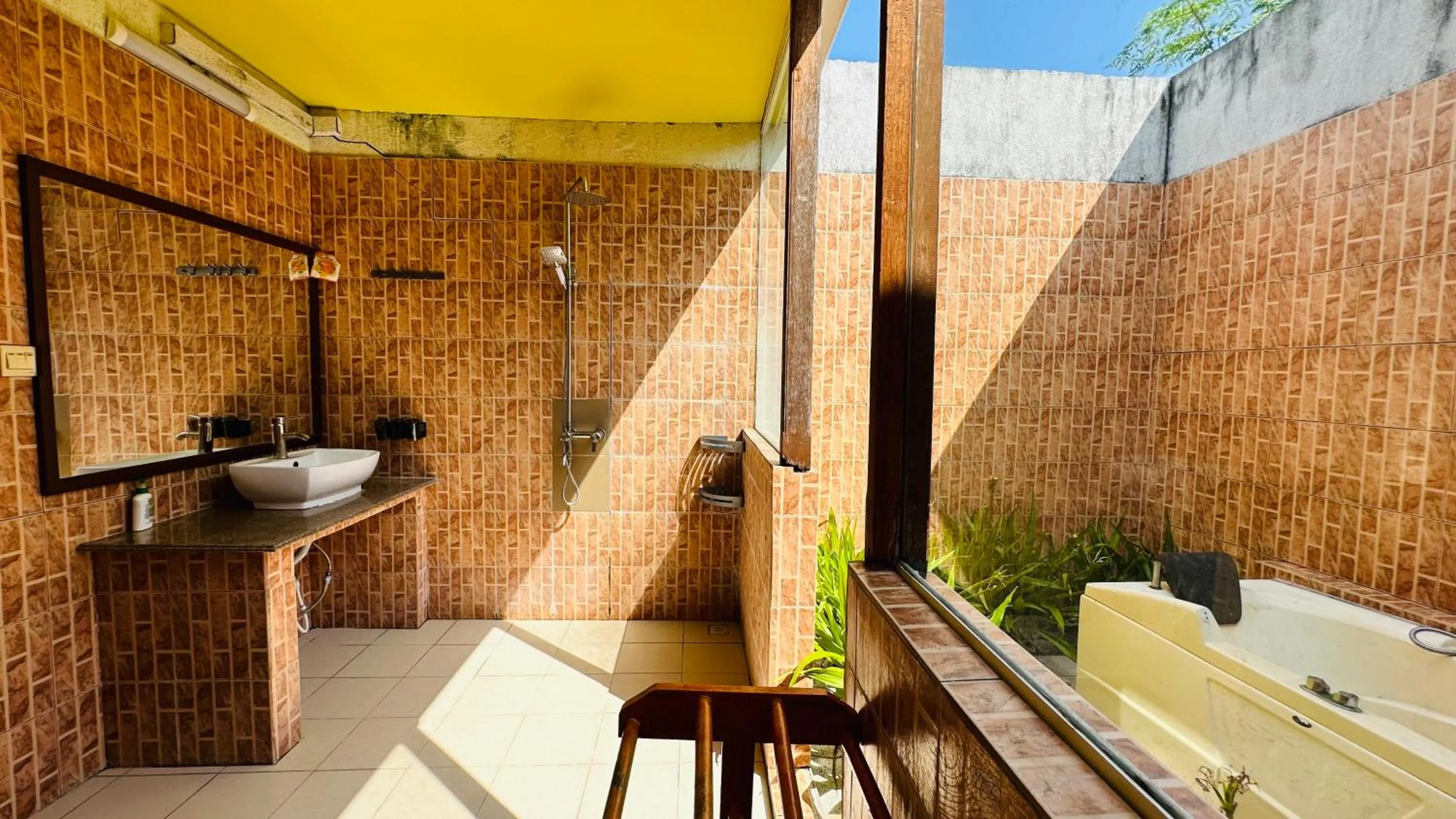 Shower in Midsummer Thulusdhoo