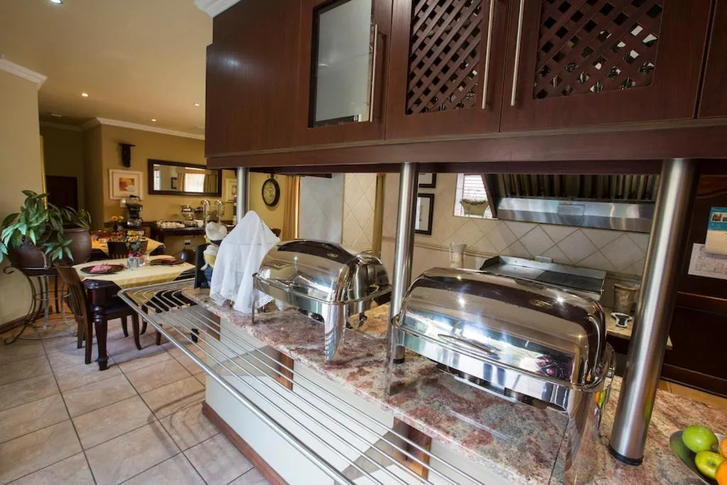 Dining area in Le Cozmo Guesthouse
