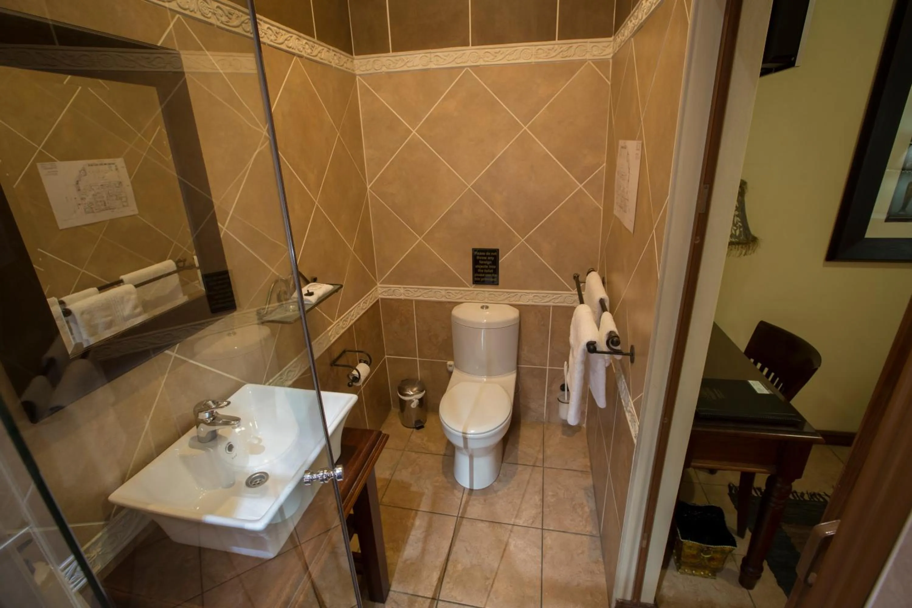 Toilet in Le Cozmo Guesthouse