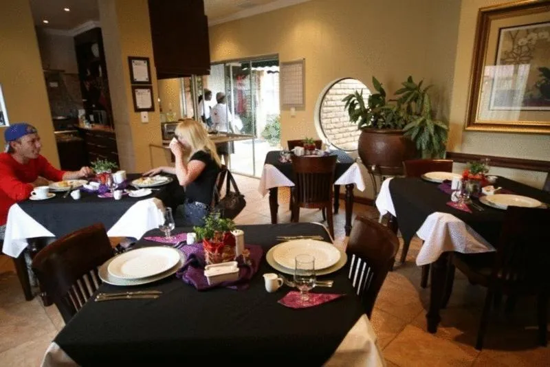 Restaurant/places to eat in Le Cozmo Guesthouse