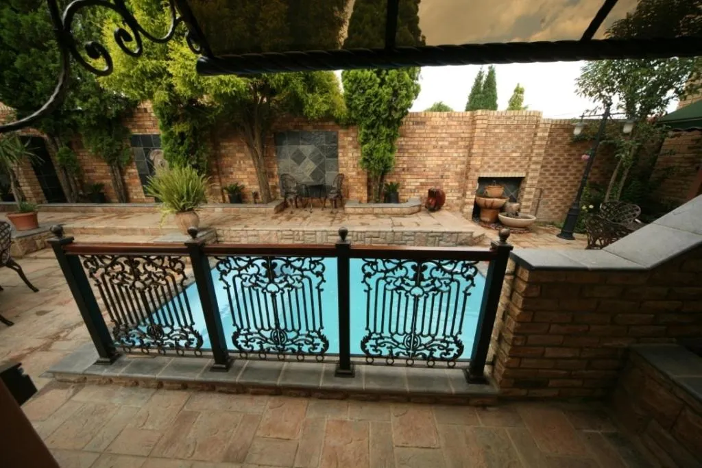 Swimming pool in Le Cozmo Guesthouse