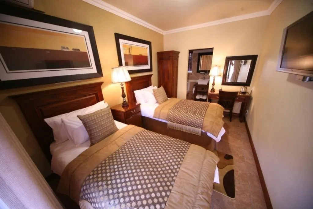 Deluxe Queen Room - single occupancy in Le Cozmo Guesthouse