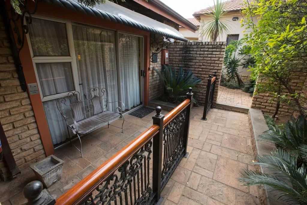 Patio in Le Cozmo Guesthouse