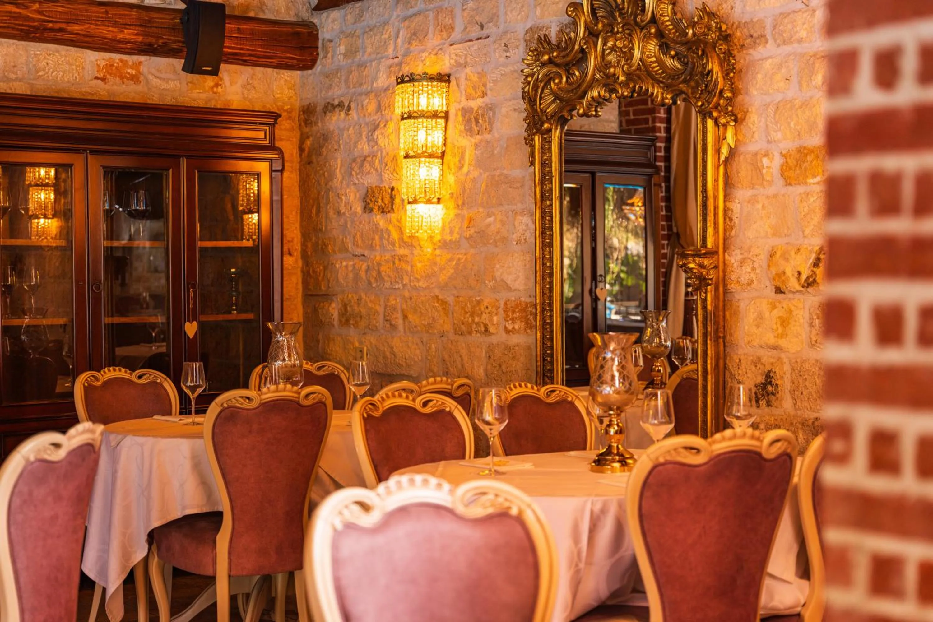 Restaurant/places to eat in Achtis Hotel