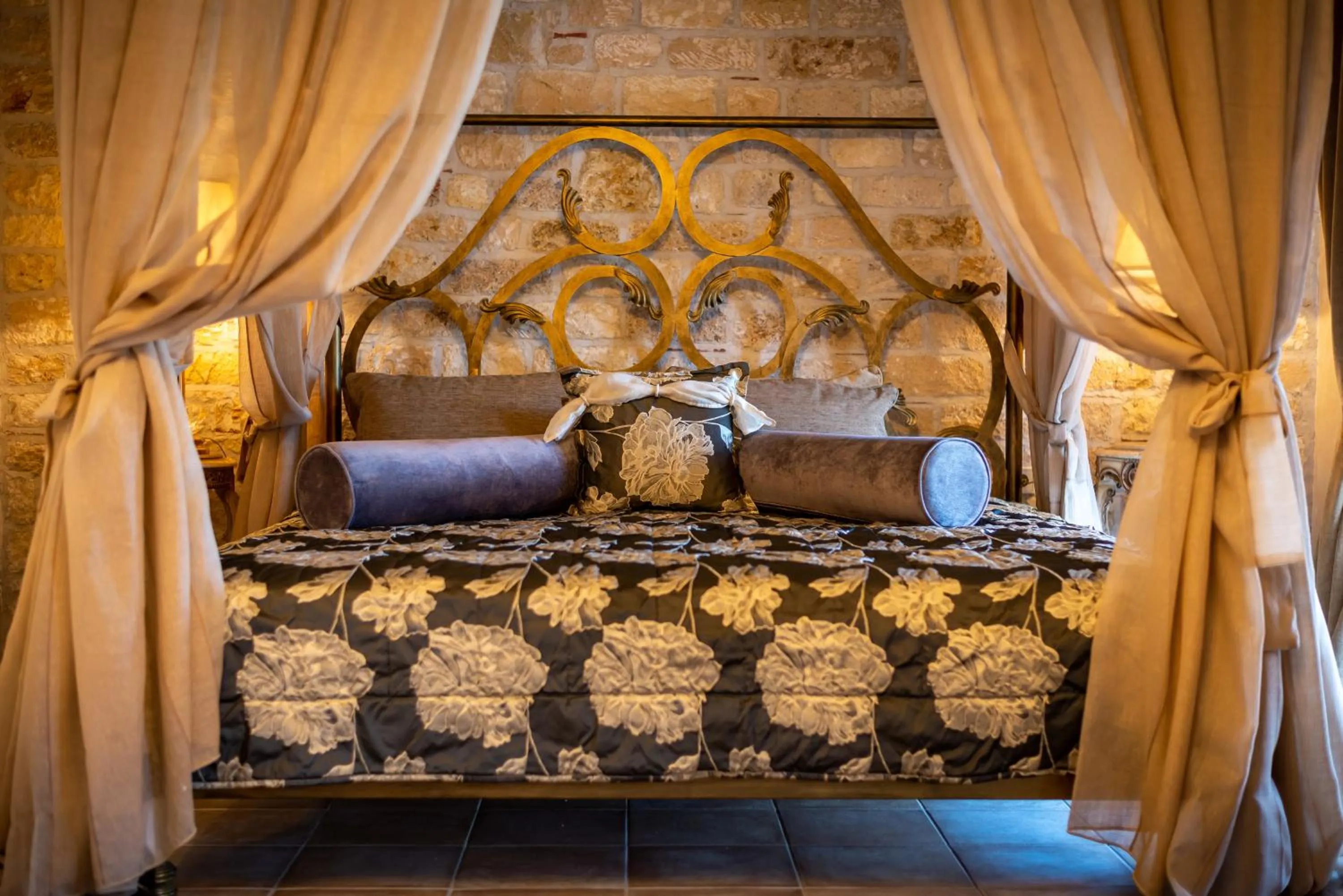 Photo of the whole room, Bed in Achtis Hotel