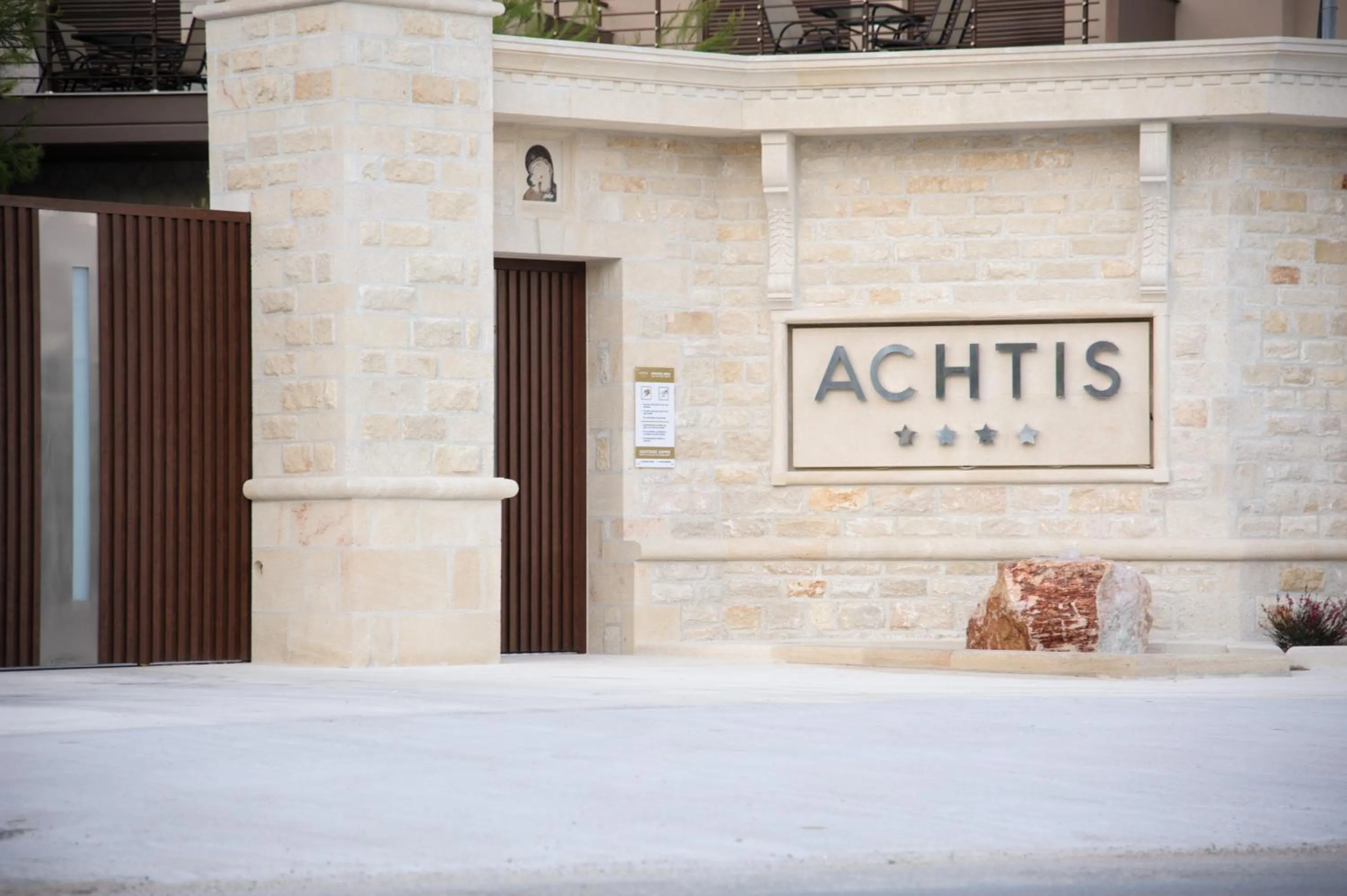 Facade/entrance in Achtis Hotel