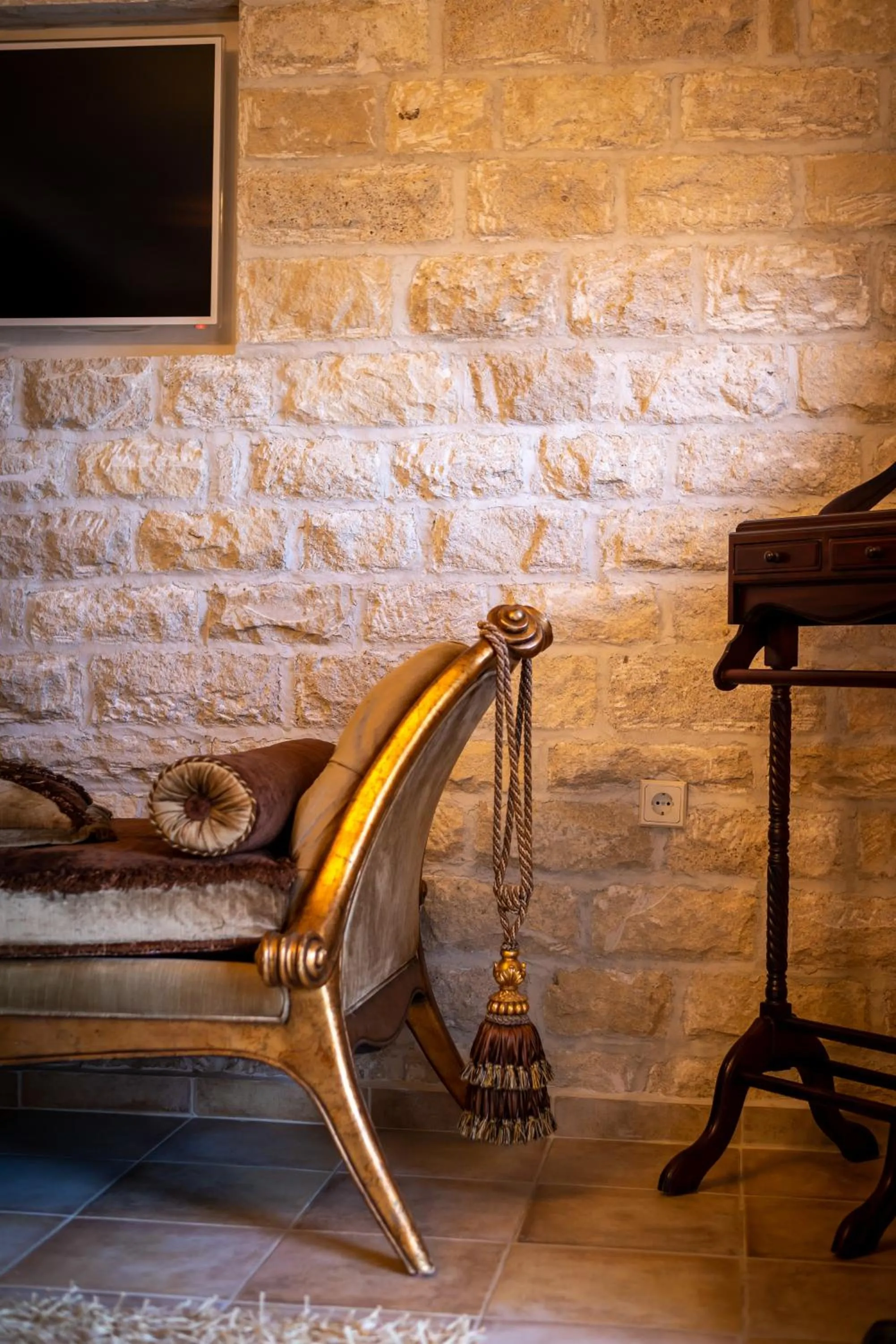 Seating area in Achtis Hotel
