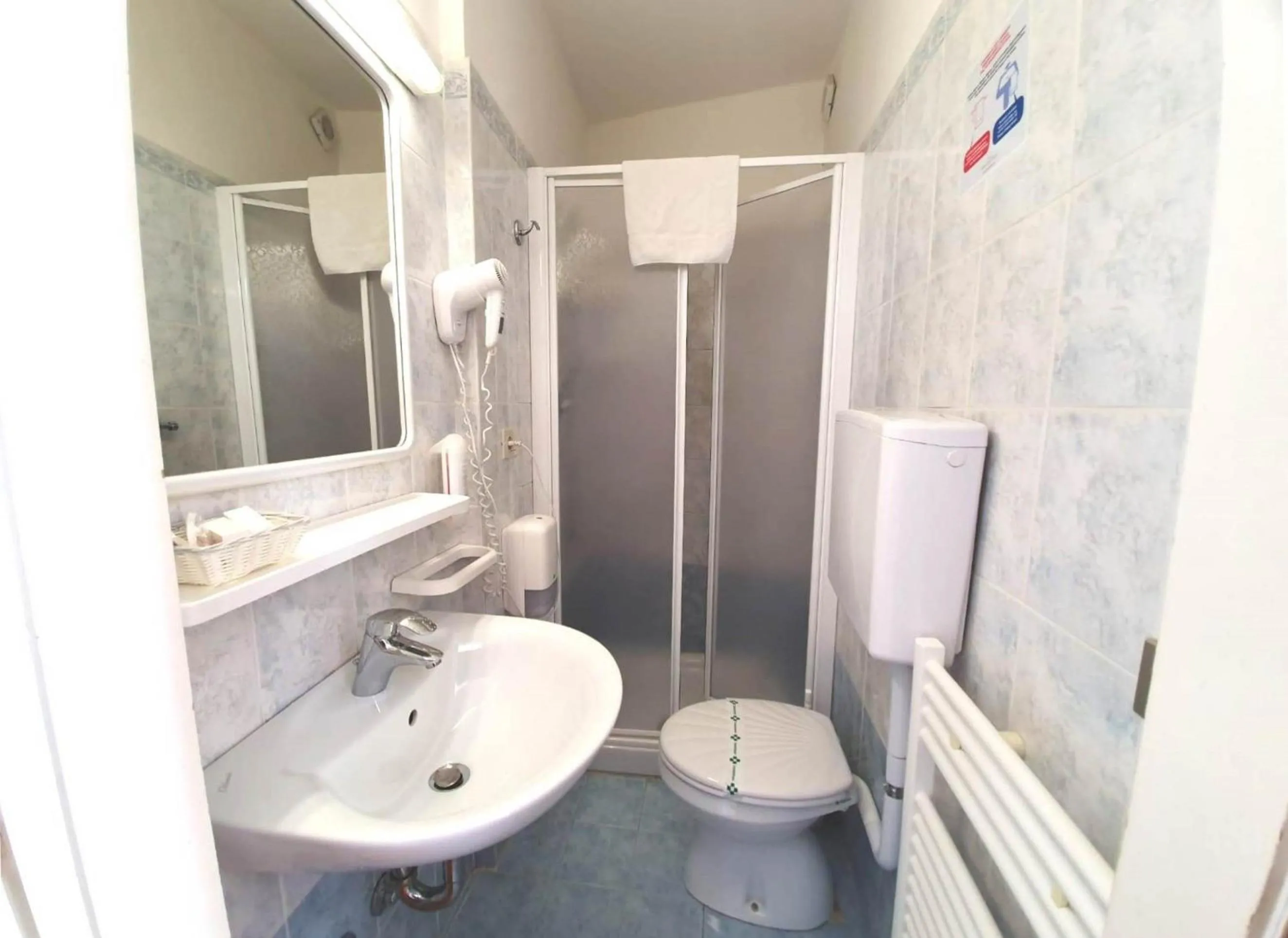 Bathroom in Hotel Castell - Montagnoli Group