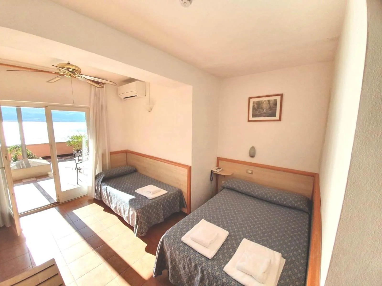 Photo of the whole room, Bed in Hotel Castell - Montagnoli Group