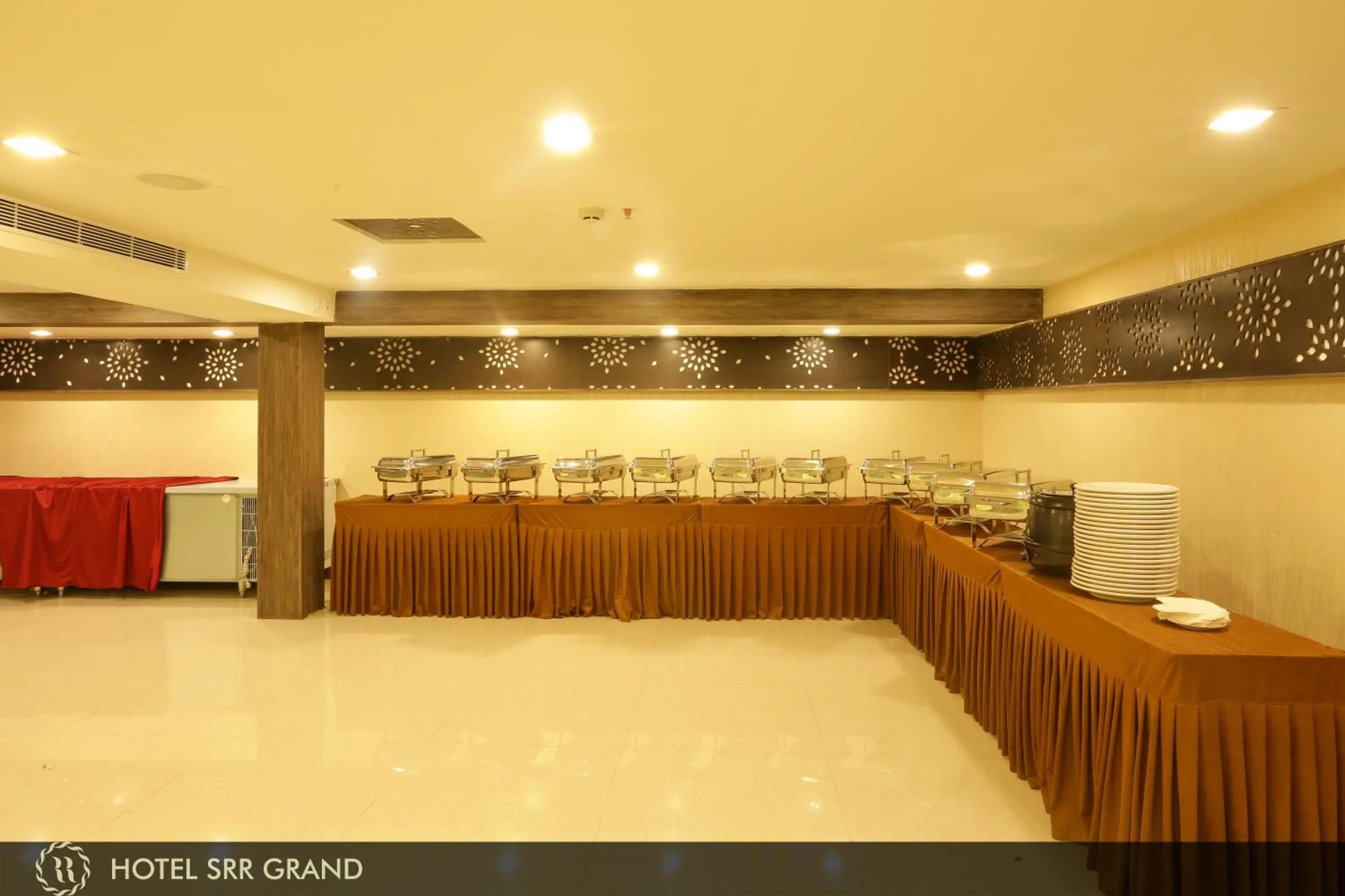 Restaurant/places to eat in Hotel SRR Grand