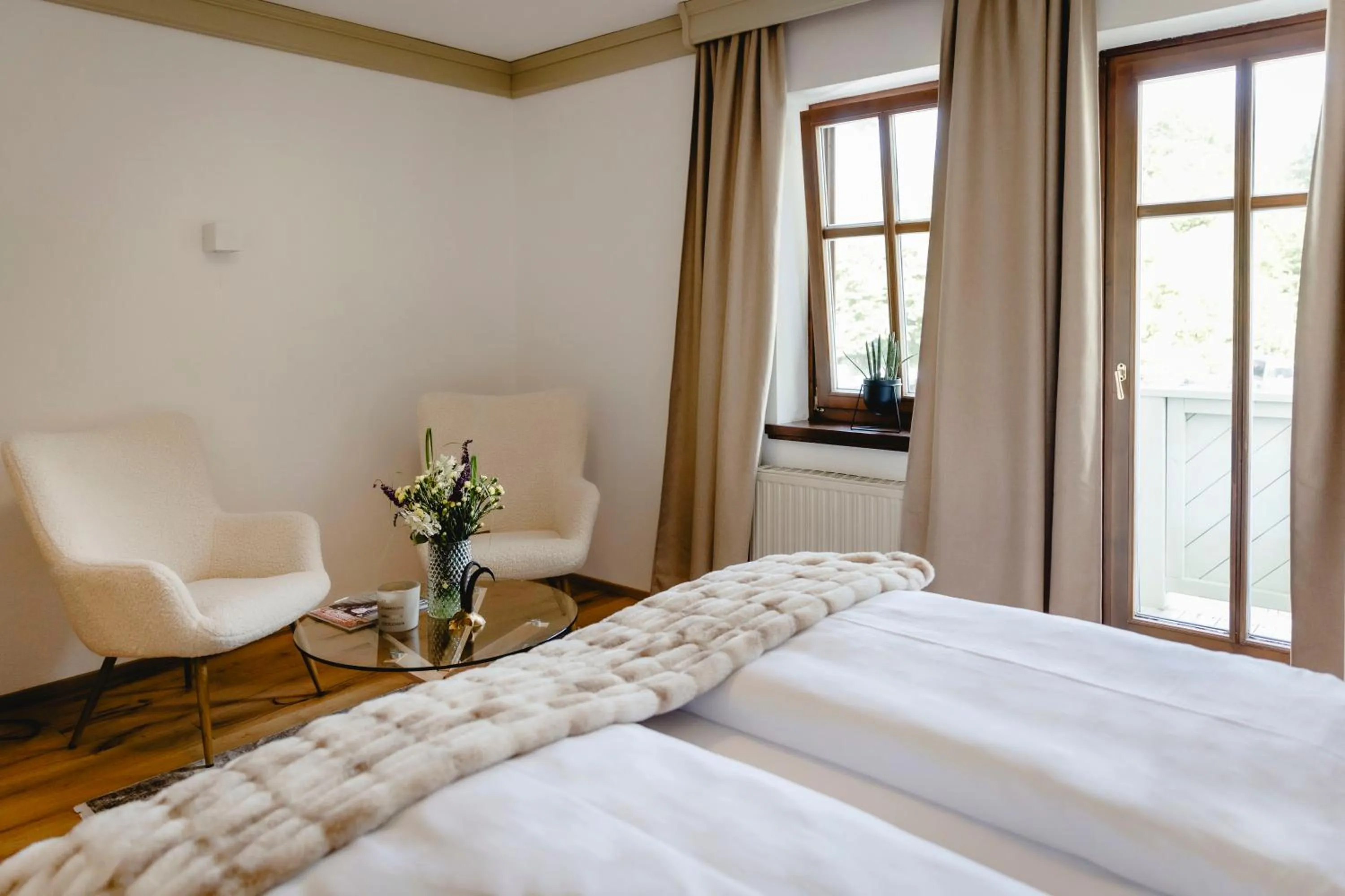 Seating area, Bed in Boutiquehotel Hubertushof