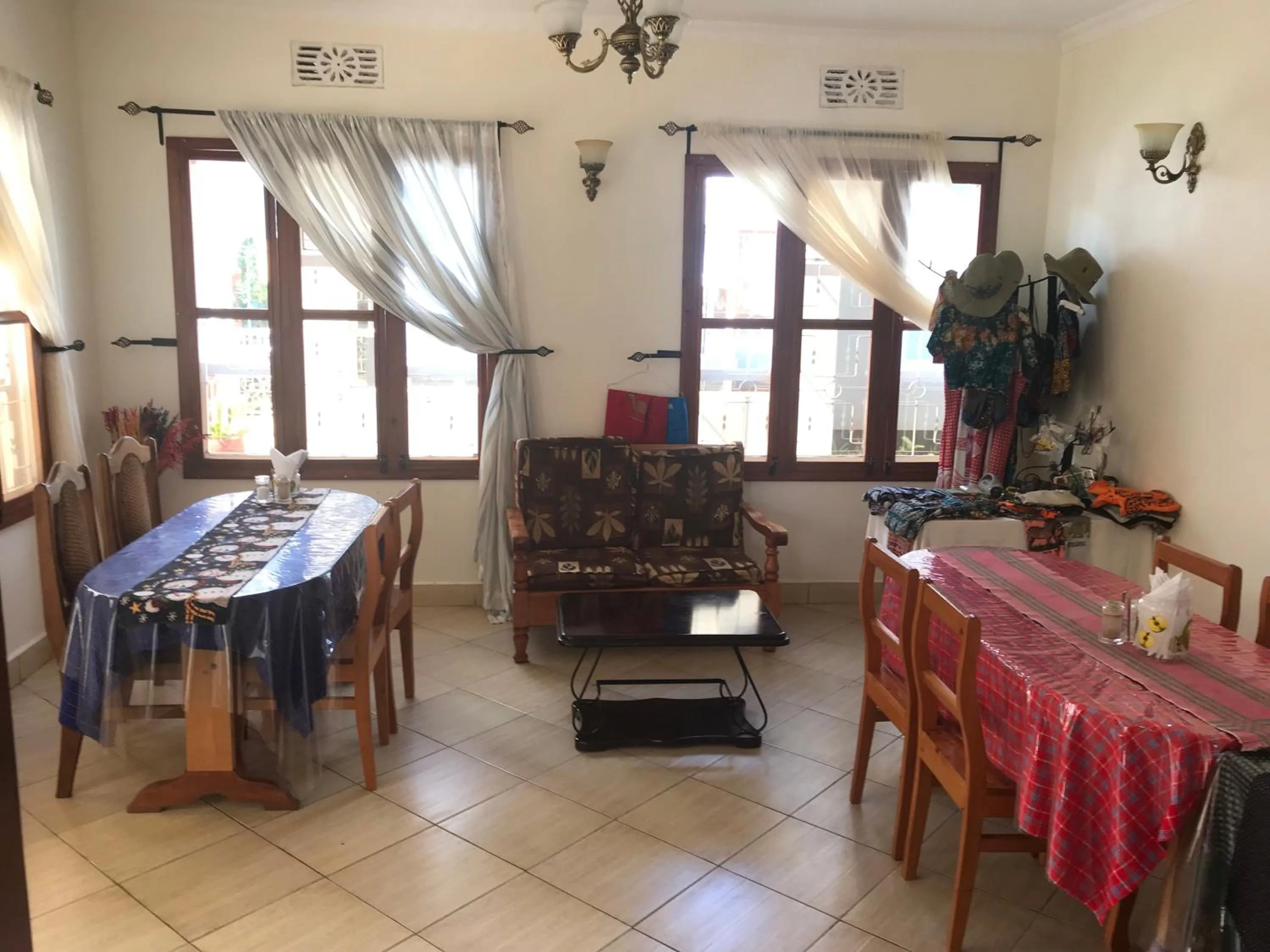 Restaurant/places to eat in Le Parlour