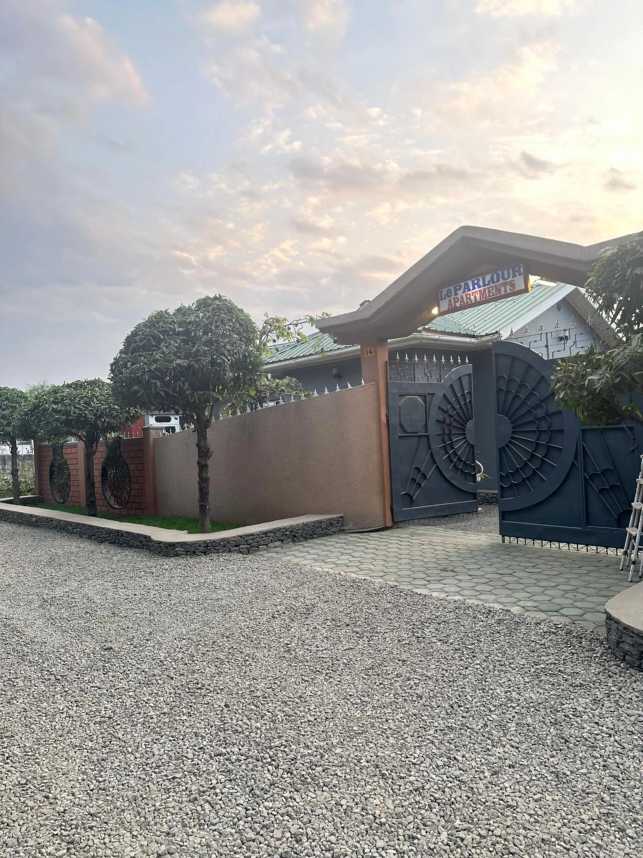 Facade/entrance in Le Parlour