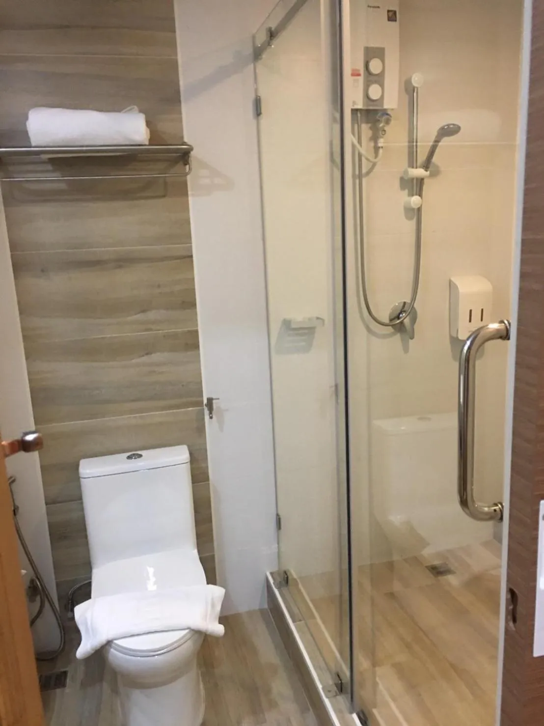 Shower in Ingnaam Hotel