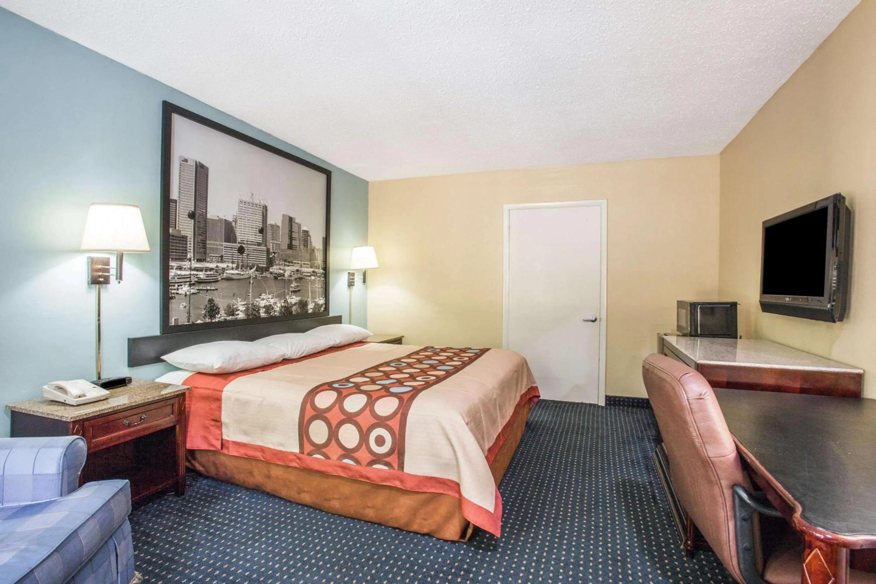 Photo of the whole room, Bed in Super 8 by Wyndham Camp Springs/Andrews AFB DC Area