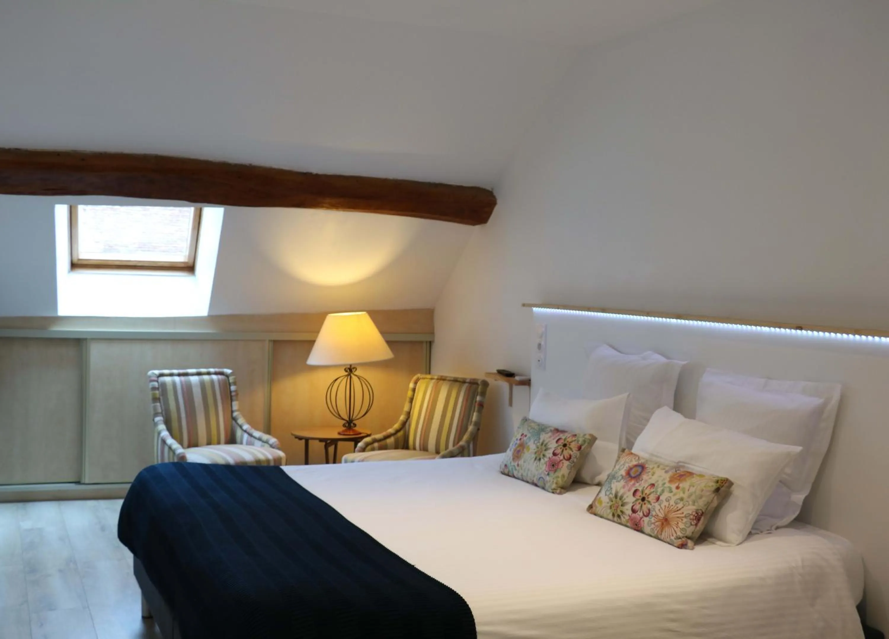 Staff, Bed in Au Coeur de Nuits