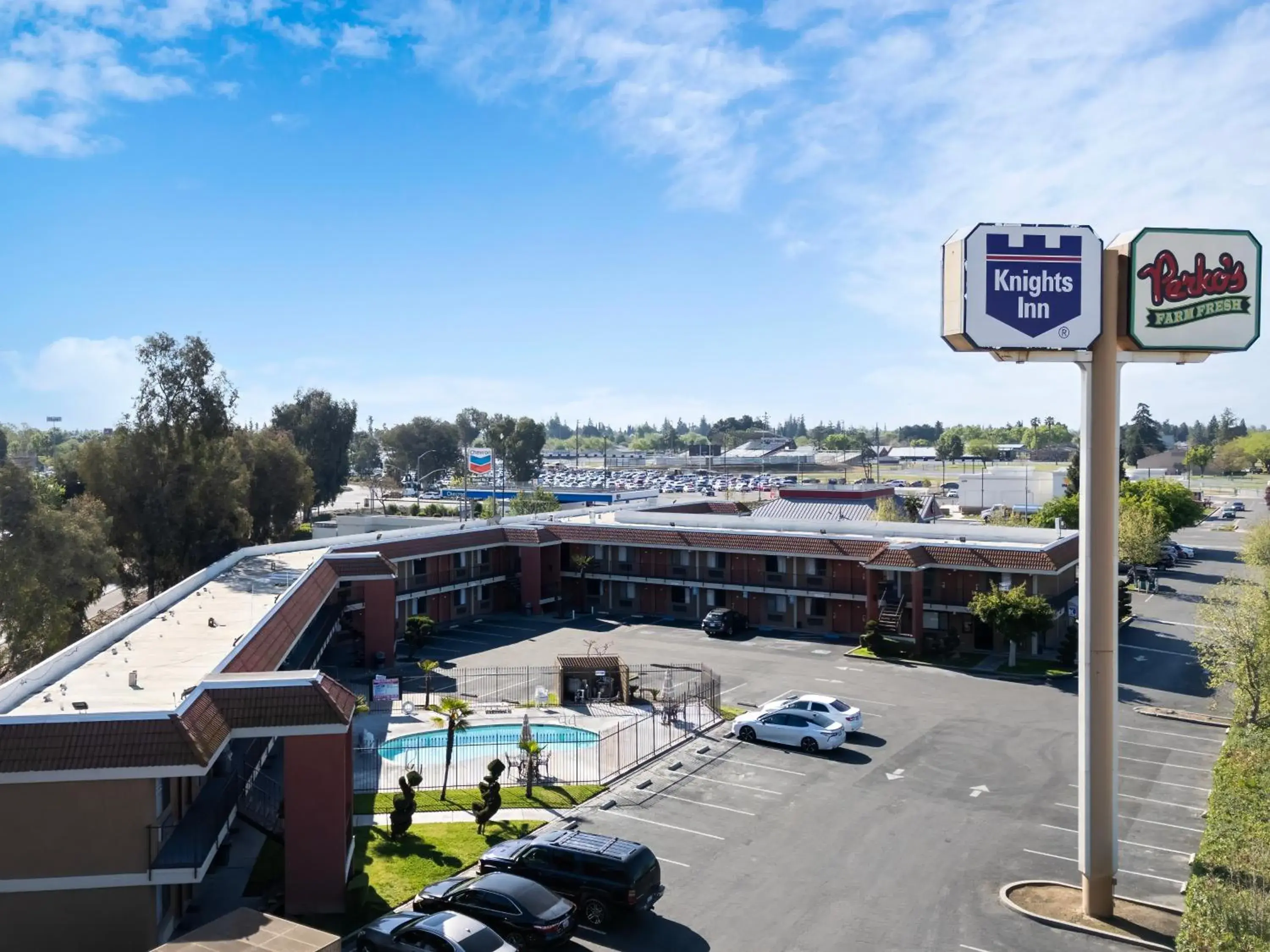 Property building in Knights Inn Madera Property building in Knights Inn Madera