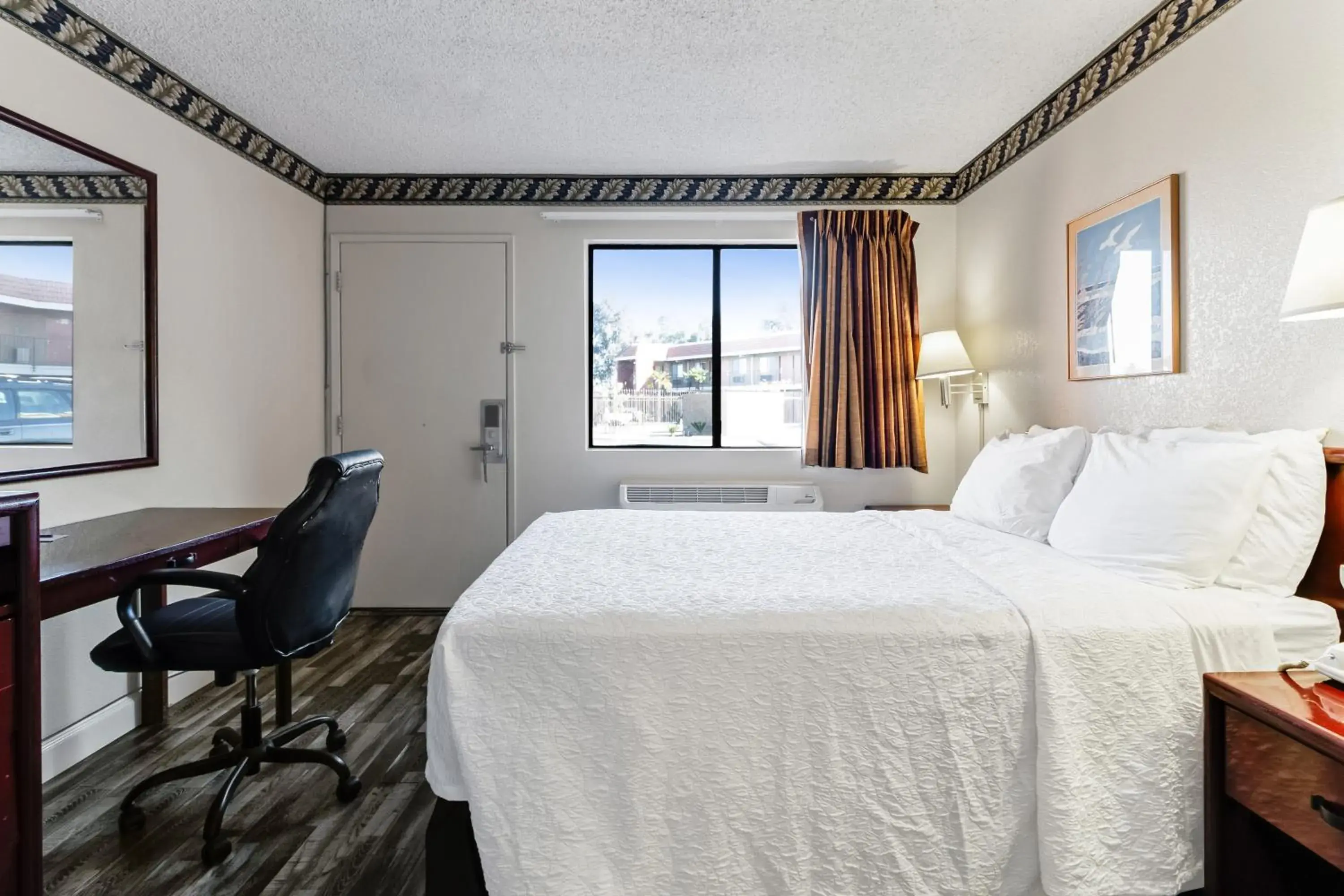 Seating area, Bed in Knights Inn Madera Seating area, Bed in Knights Inn Madera