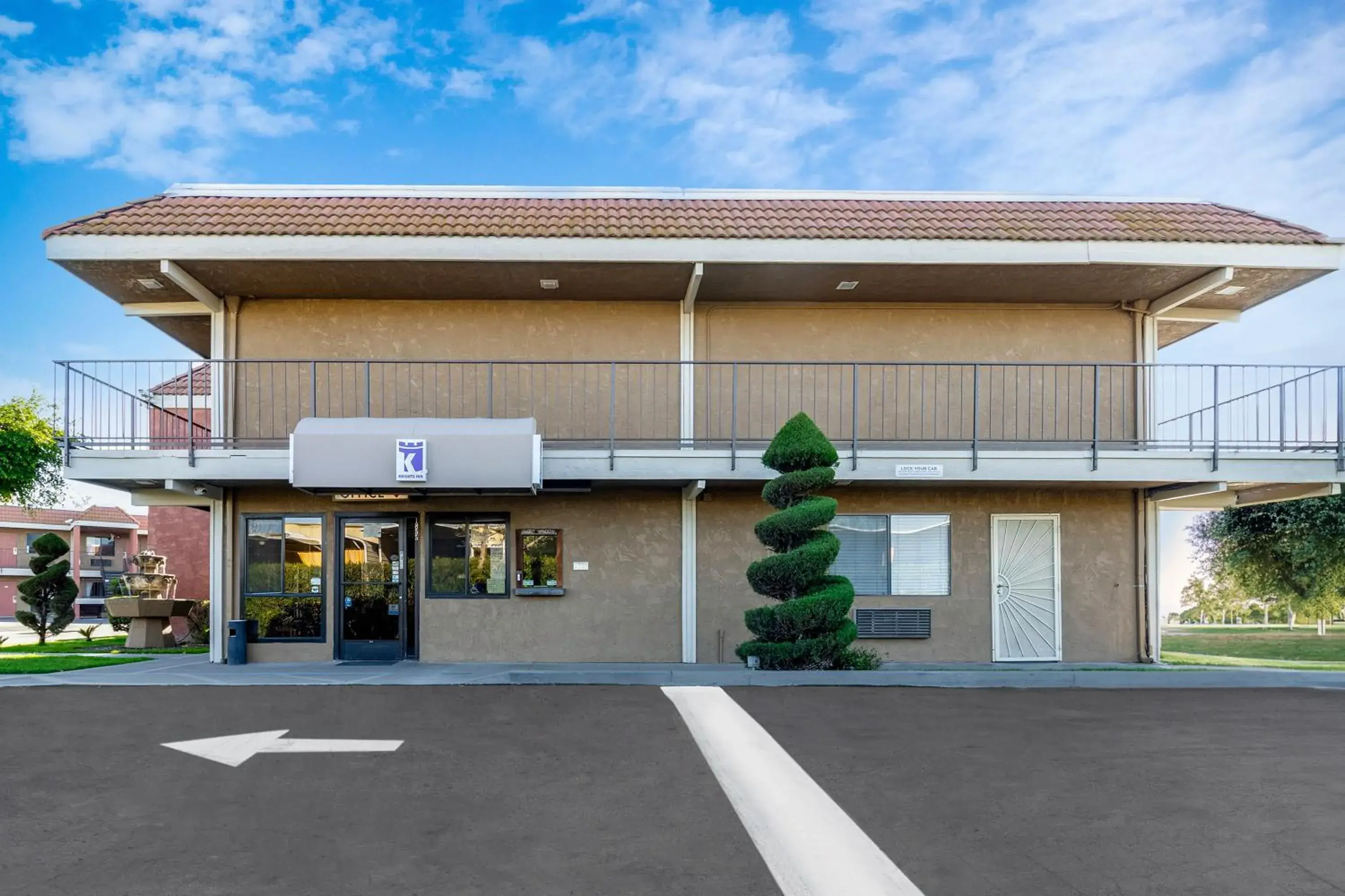 Property building in Knights Inn Madera Property building in Knights Inn Madera