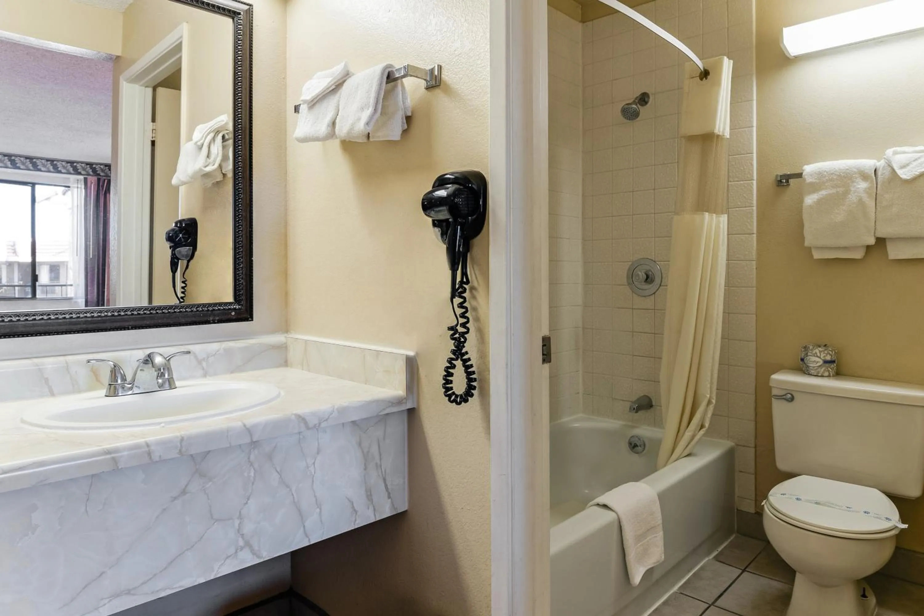 Shower in Knights Inn Madera