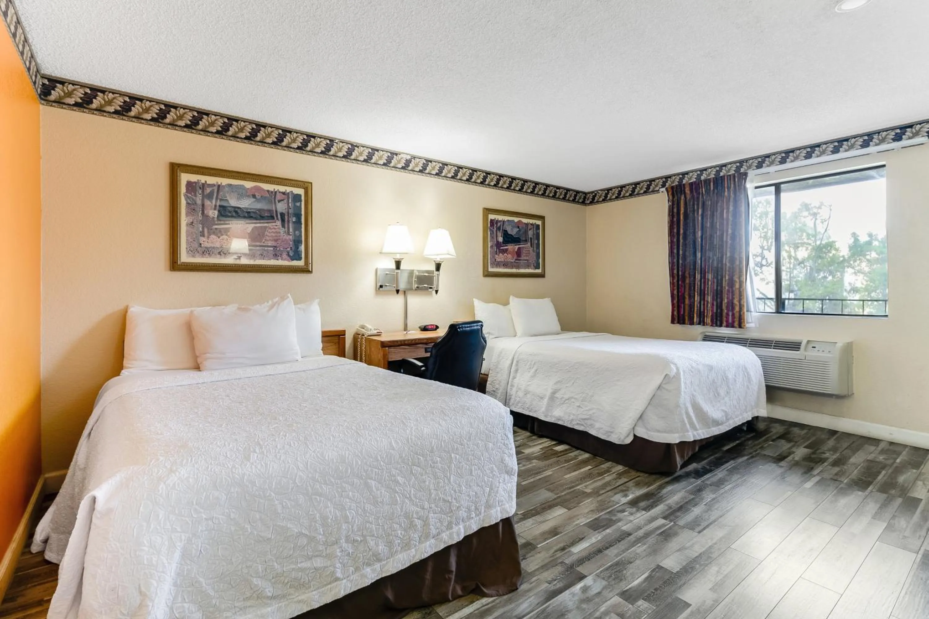 Bed in Knights Inn Madera