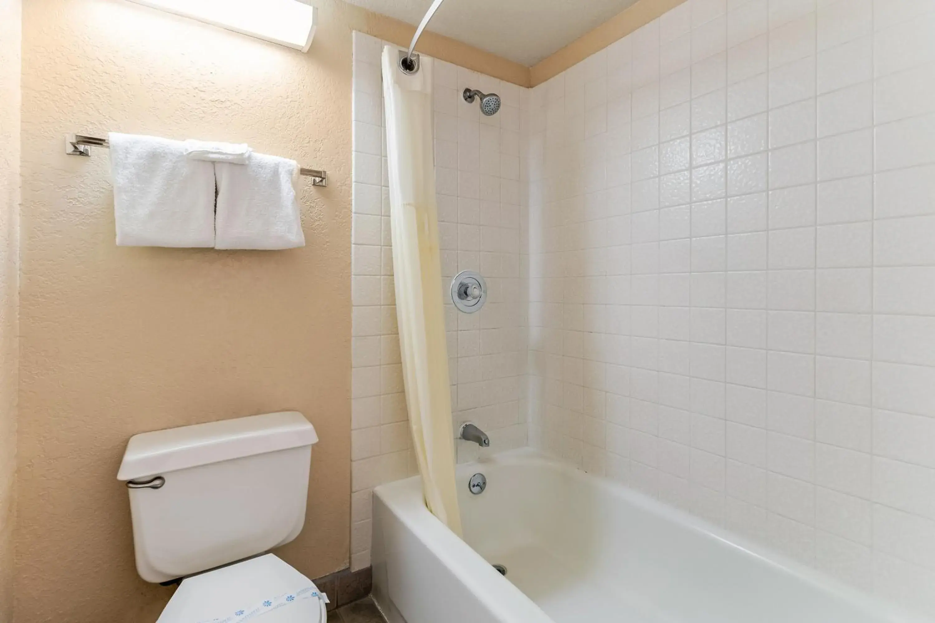 Queen Room - Smoking (2 Adults) in Knights Inn Madera Queen Room - Smoking (2 Adults) in Knights Inn Madera