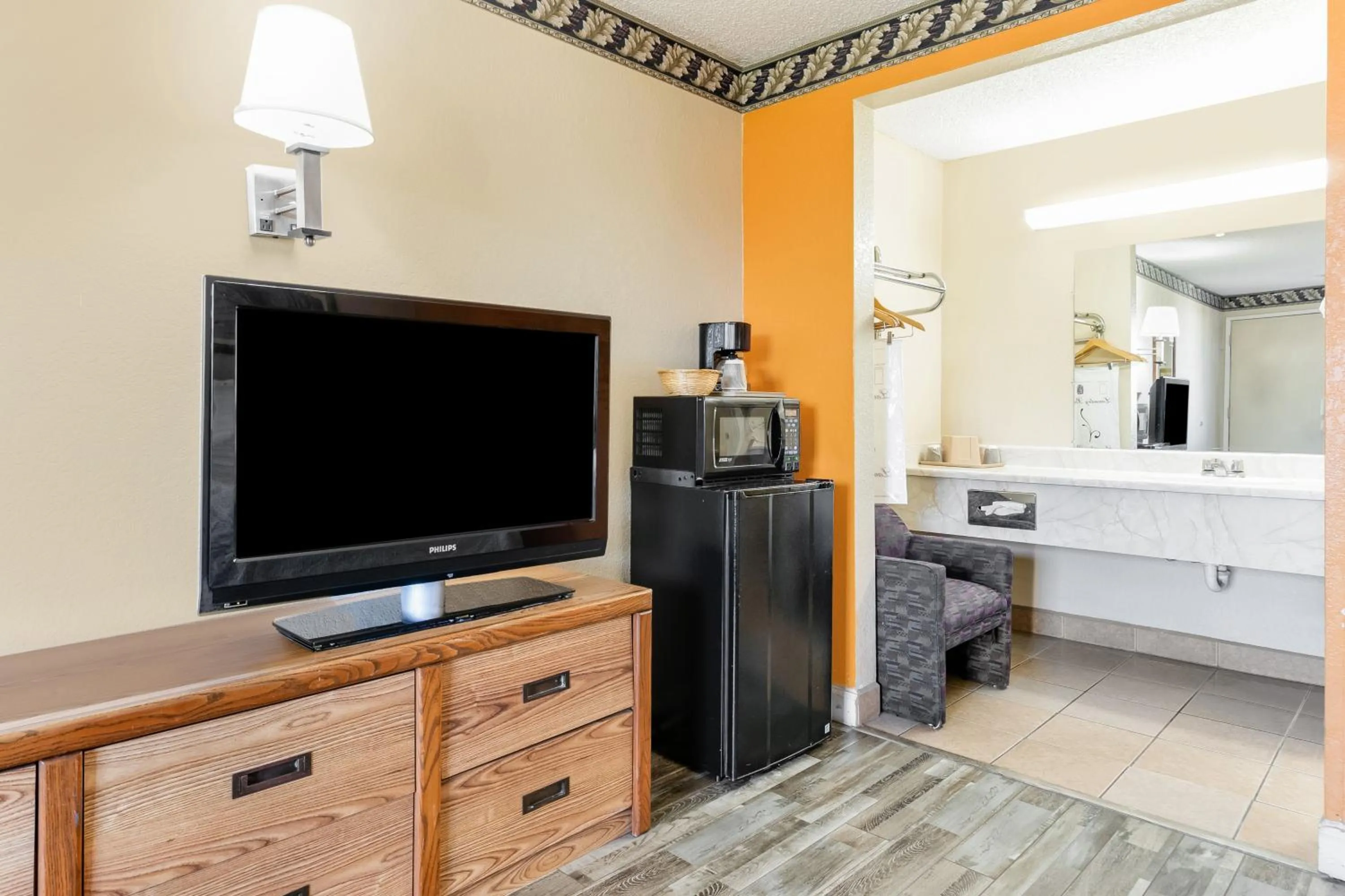 TV and multimedia in Knights Inn Madera