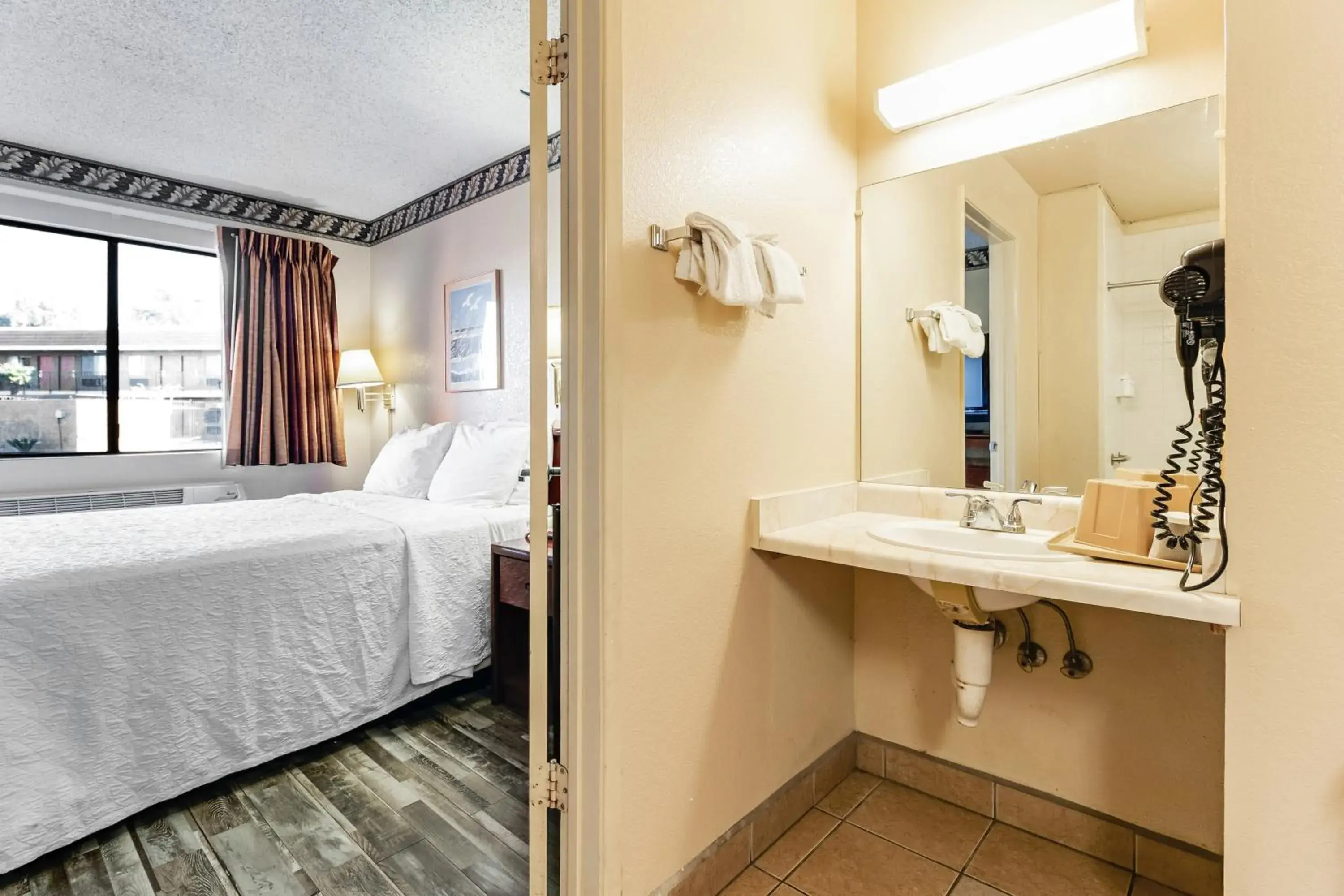 Bed in Knights Inn Madera Bed in Knights Inn Madera