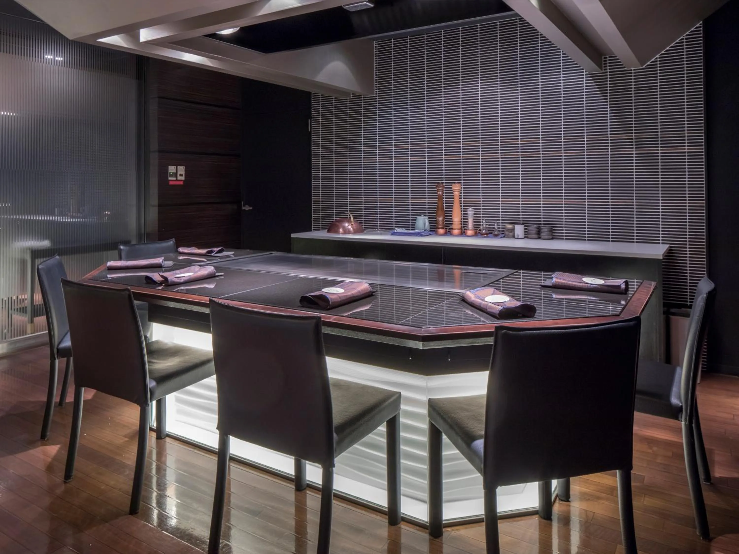 Restaurant/places to eat in Art Hotel Osaka Bay Tower