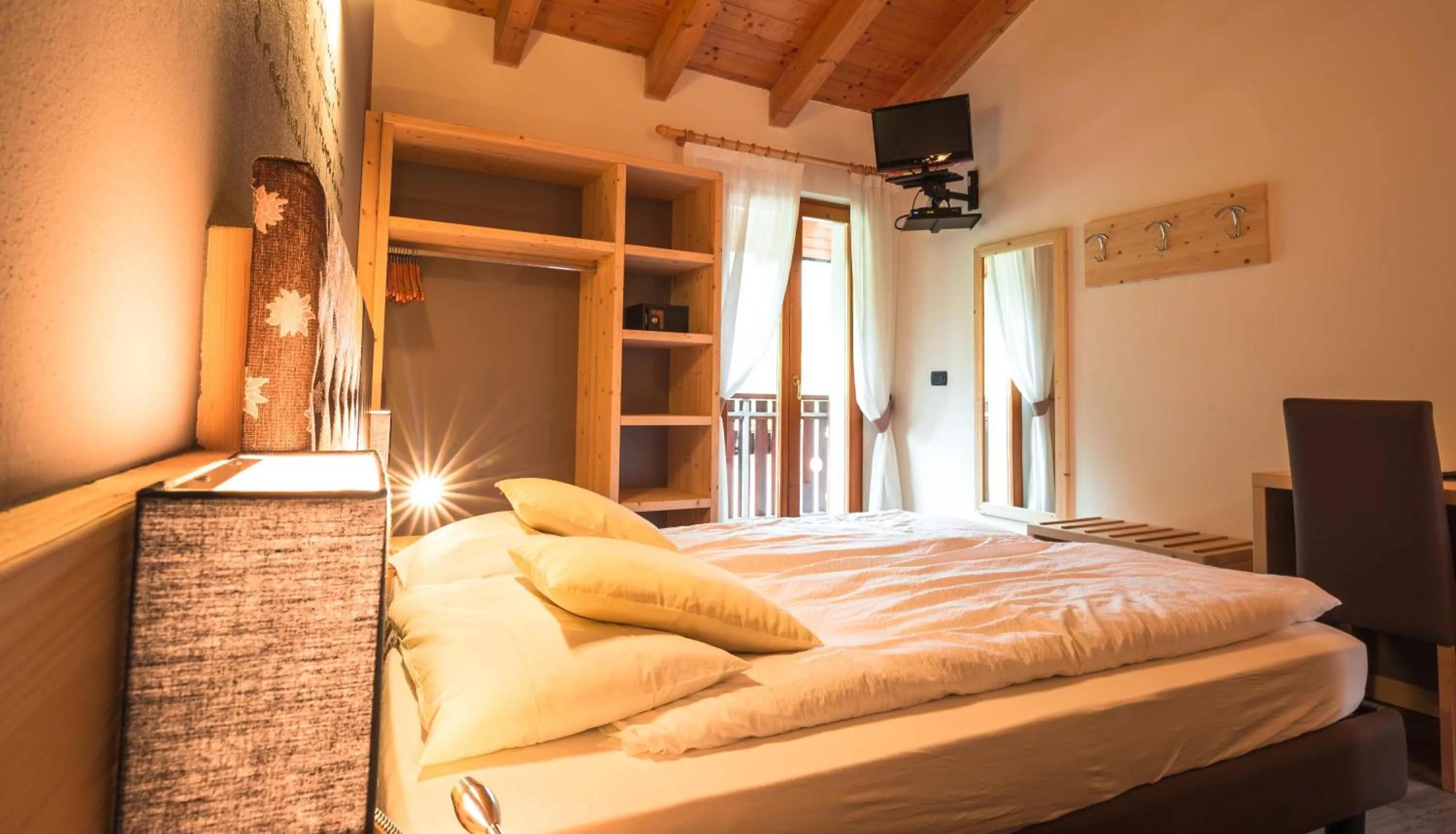 View (from property/room), Bed in Albergo Maggiorina