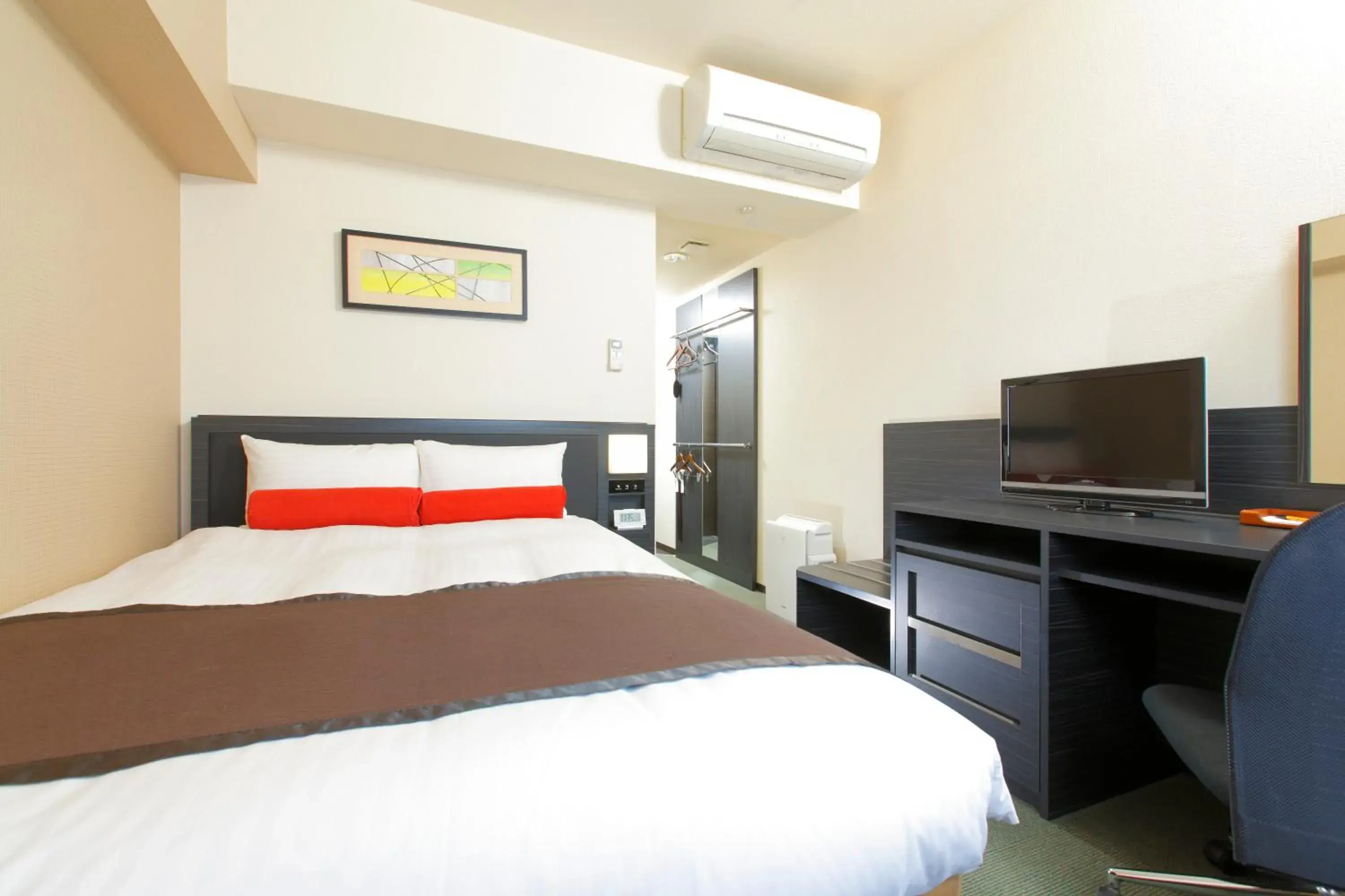 Photo of the whole room, Bed in MYSTAYS Shin Urayasu Conference Center Photo of the whole room, Bed in MYSTAYS Shin Urayasu Conference Center