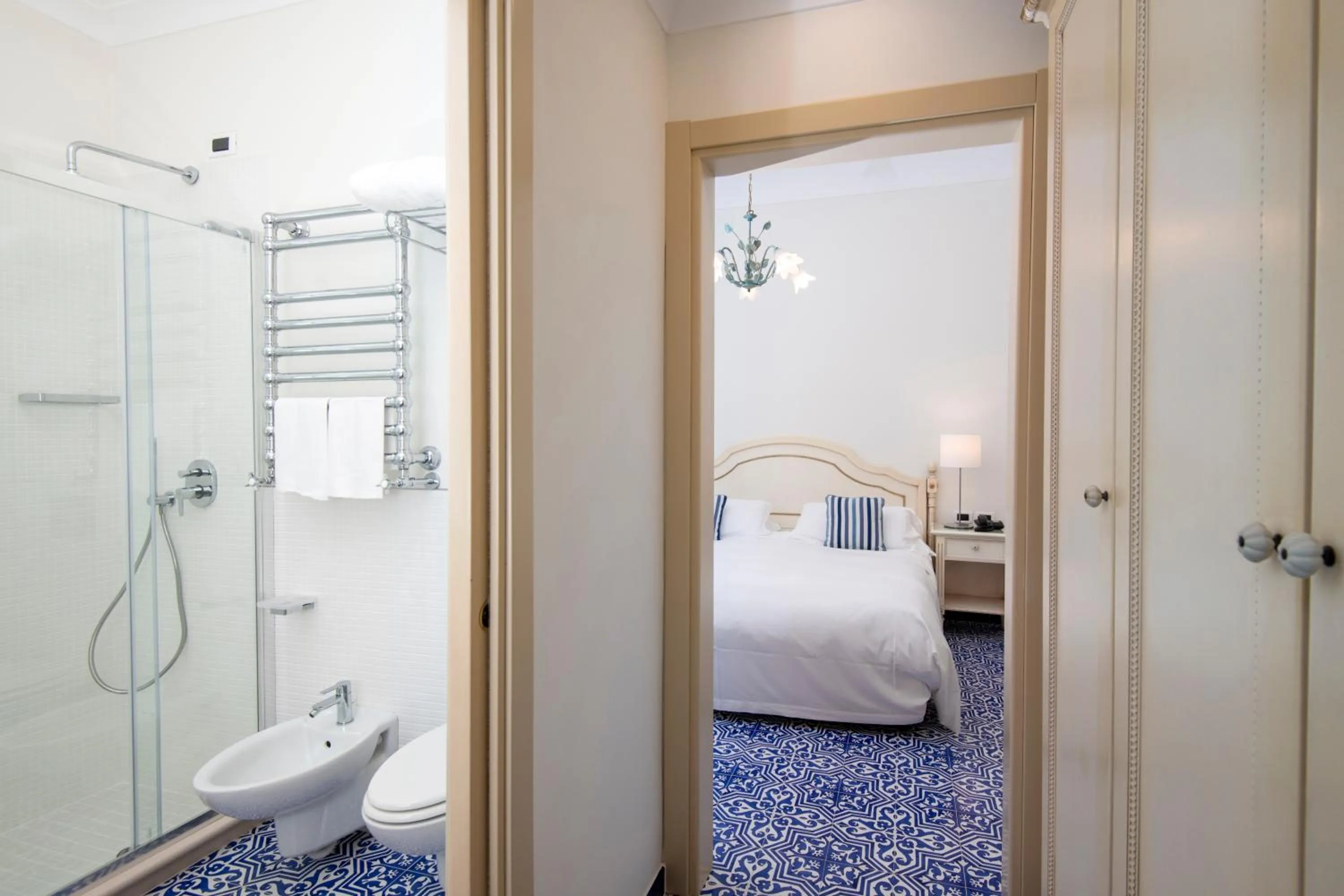Shower, Bed in La Reginella Resort & Spa