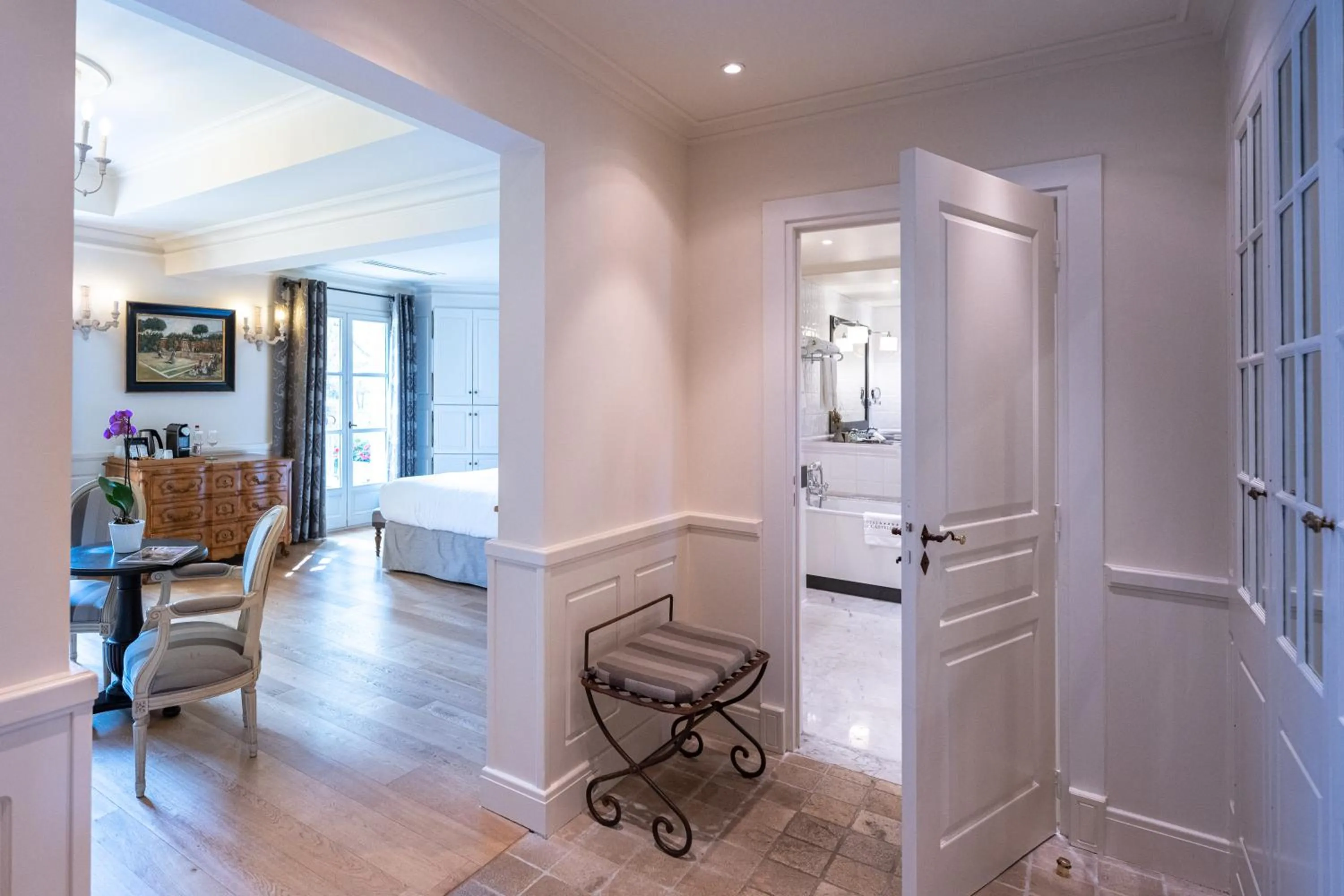 wardrobe in L'Hôtel & Spa du Castellet