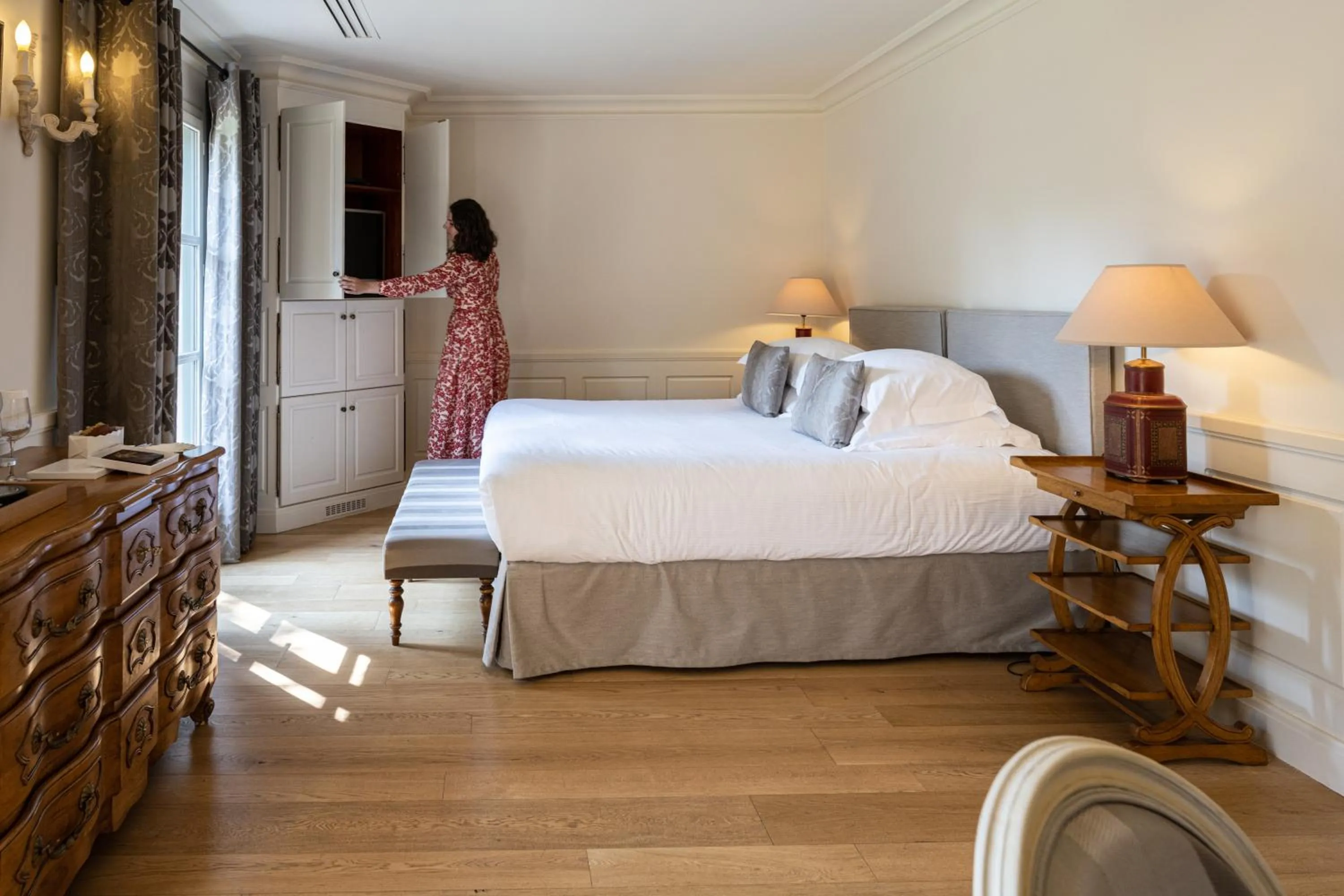 Bedroom, Bed in L'Hôtel & Spa du Castellet